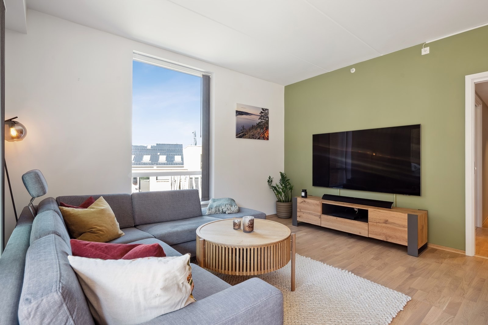 Koselig stue med god plass til møblering Galleribilde