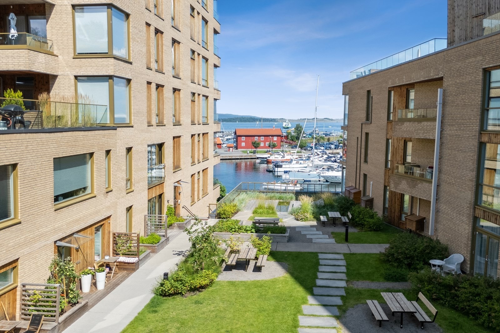 Sameiet har ett flott uteområde/atrium med hyggelige sitteplasser og med flott sjøutsikt Galleribilde