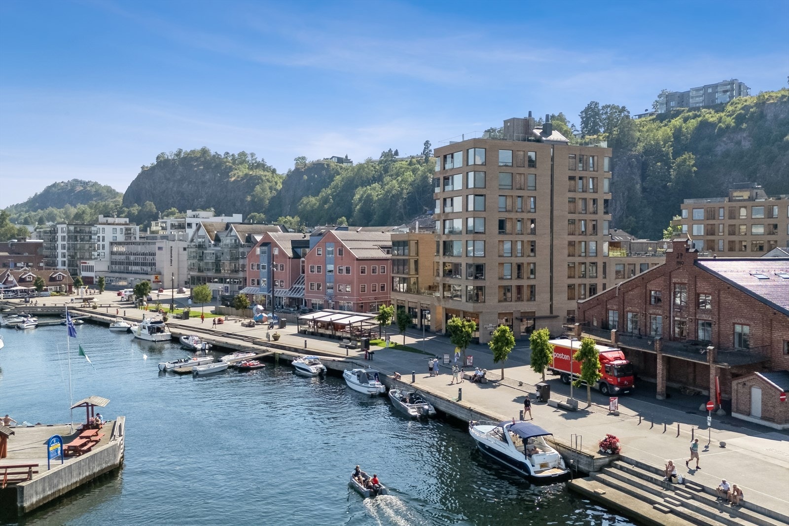 Flott båthavn og restaurant rett utenfor døren! Galleribilde