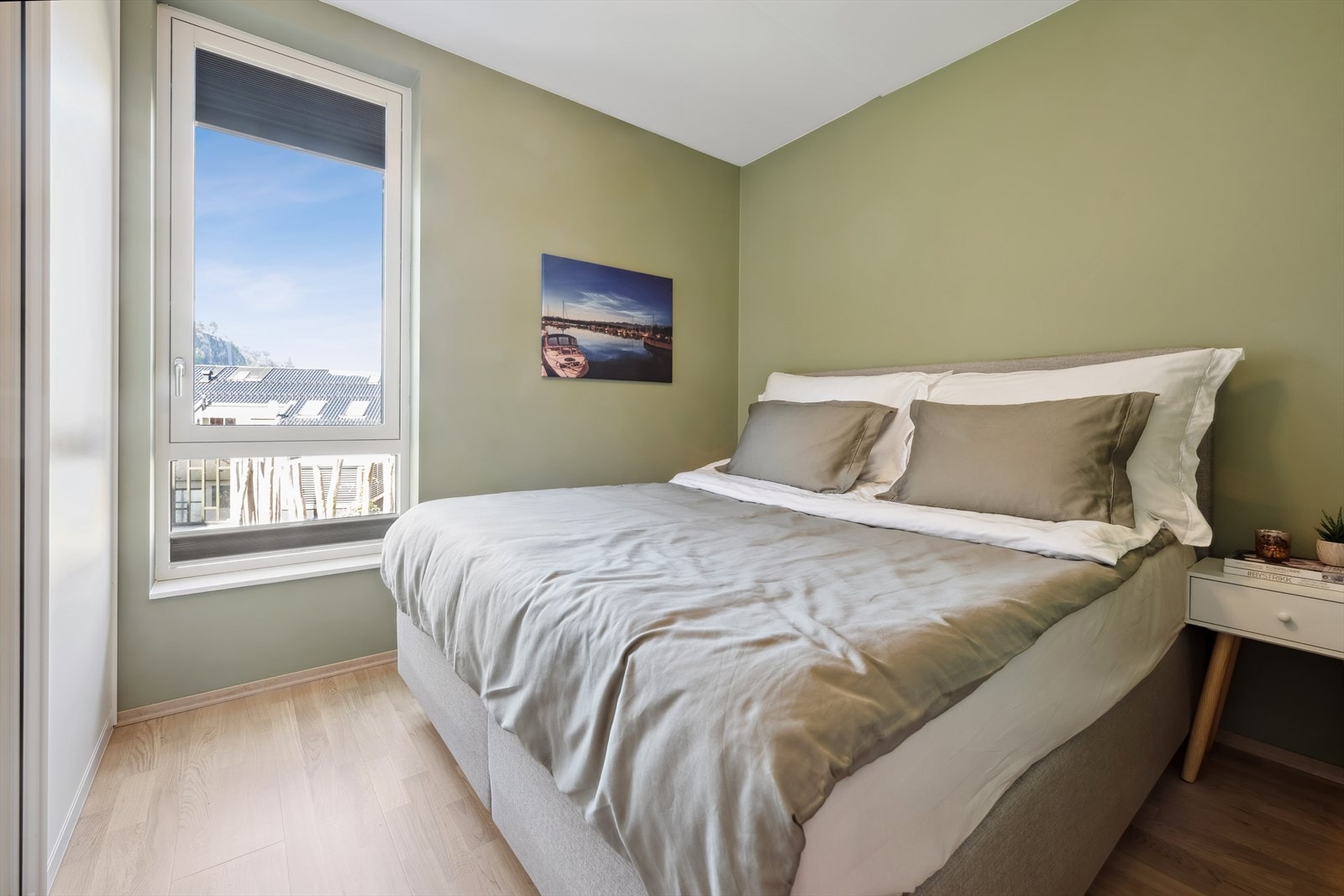 Begge soverommene har skyvedørsgarderobe og solskjerming Galleribilde