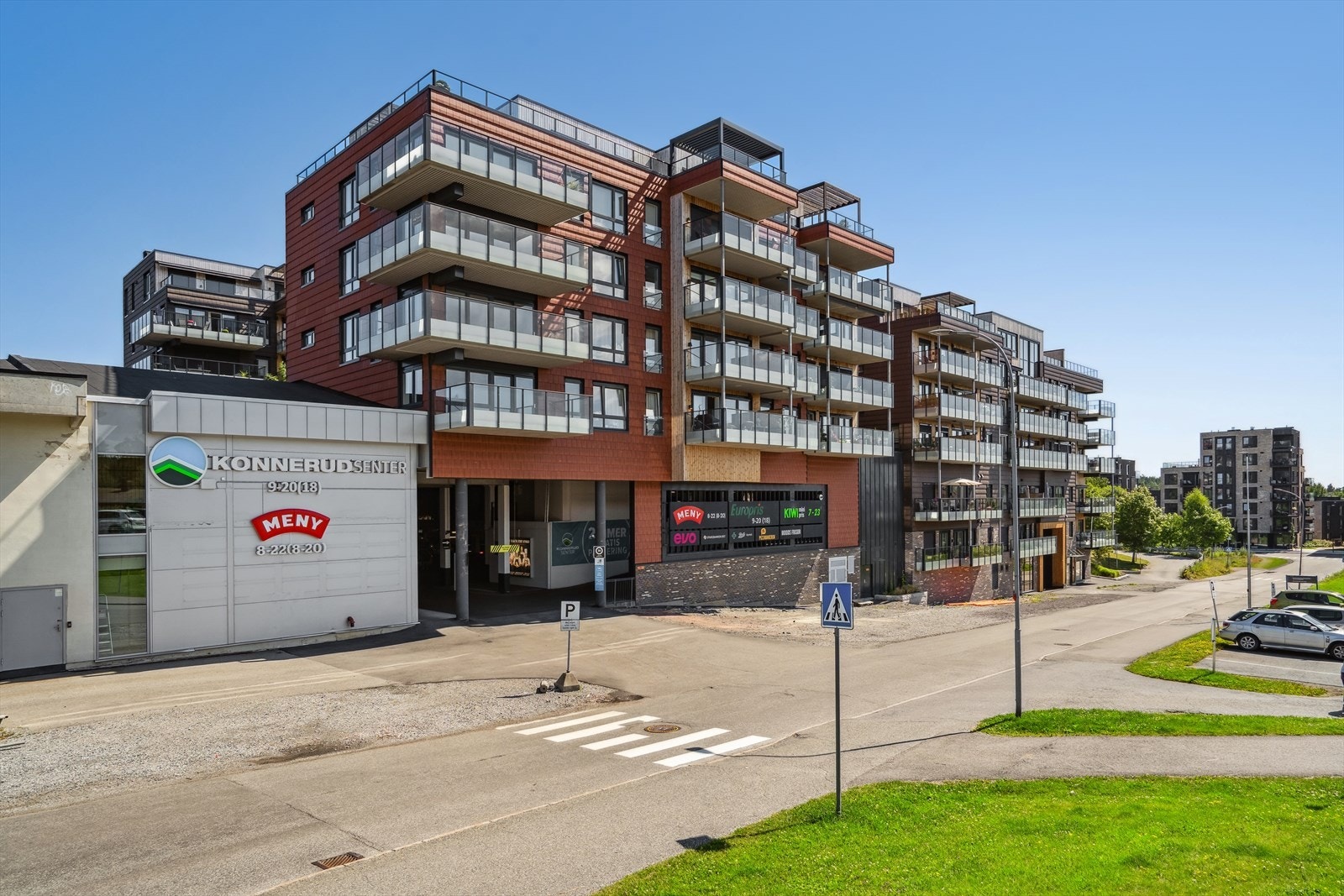 Enkel adkomst fra leilighet til service tilbud på Konnerud Senter, her med flere butikker, dagligvare og treningssenter Galleribilde