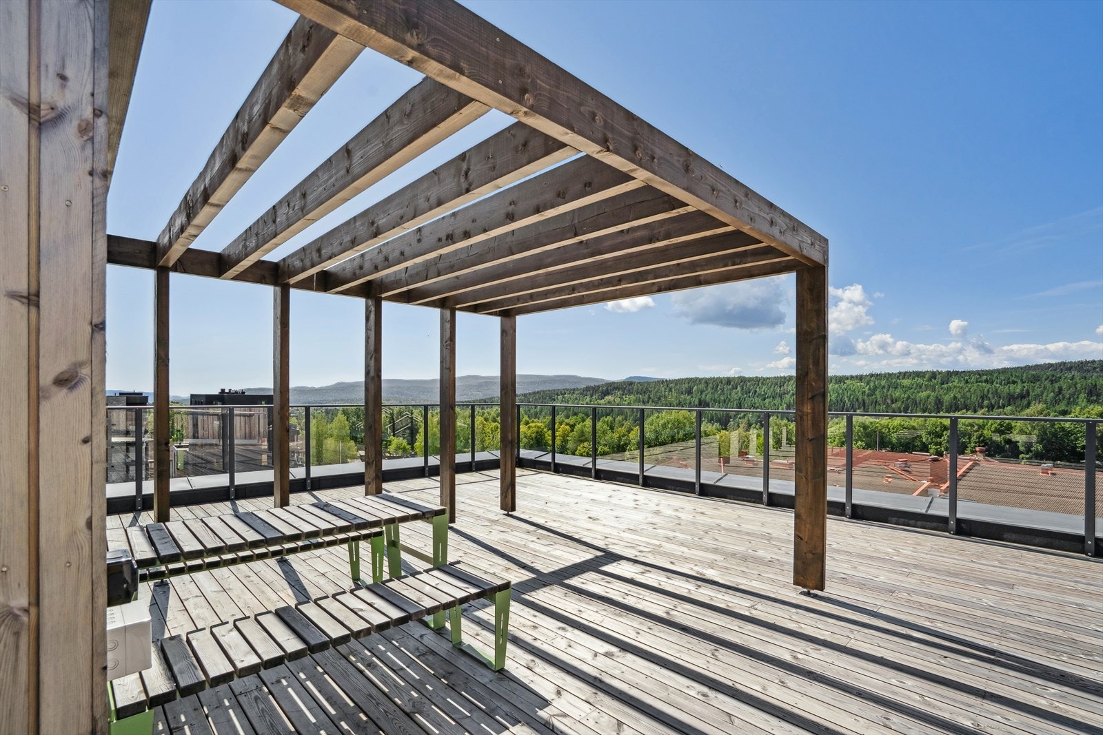 En nydelig takterrasse som kan brukes av alle beboere, her kan du nyte utsikt og lange sommerkvelder med venner og bekjente Galleribilde