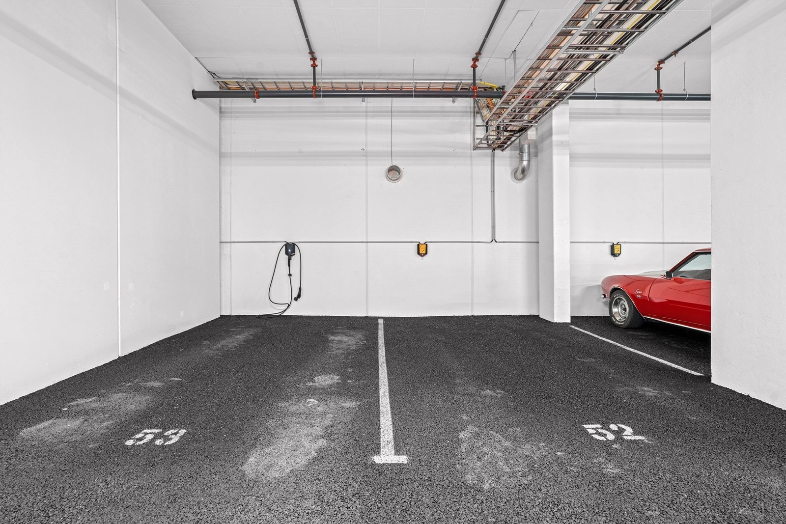 Parkering 52 til høyre i bildet tilhører leiligheten Galleribilde