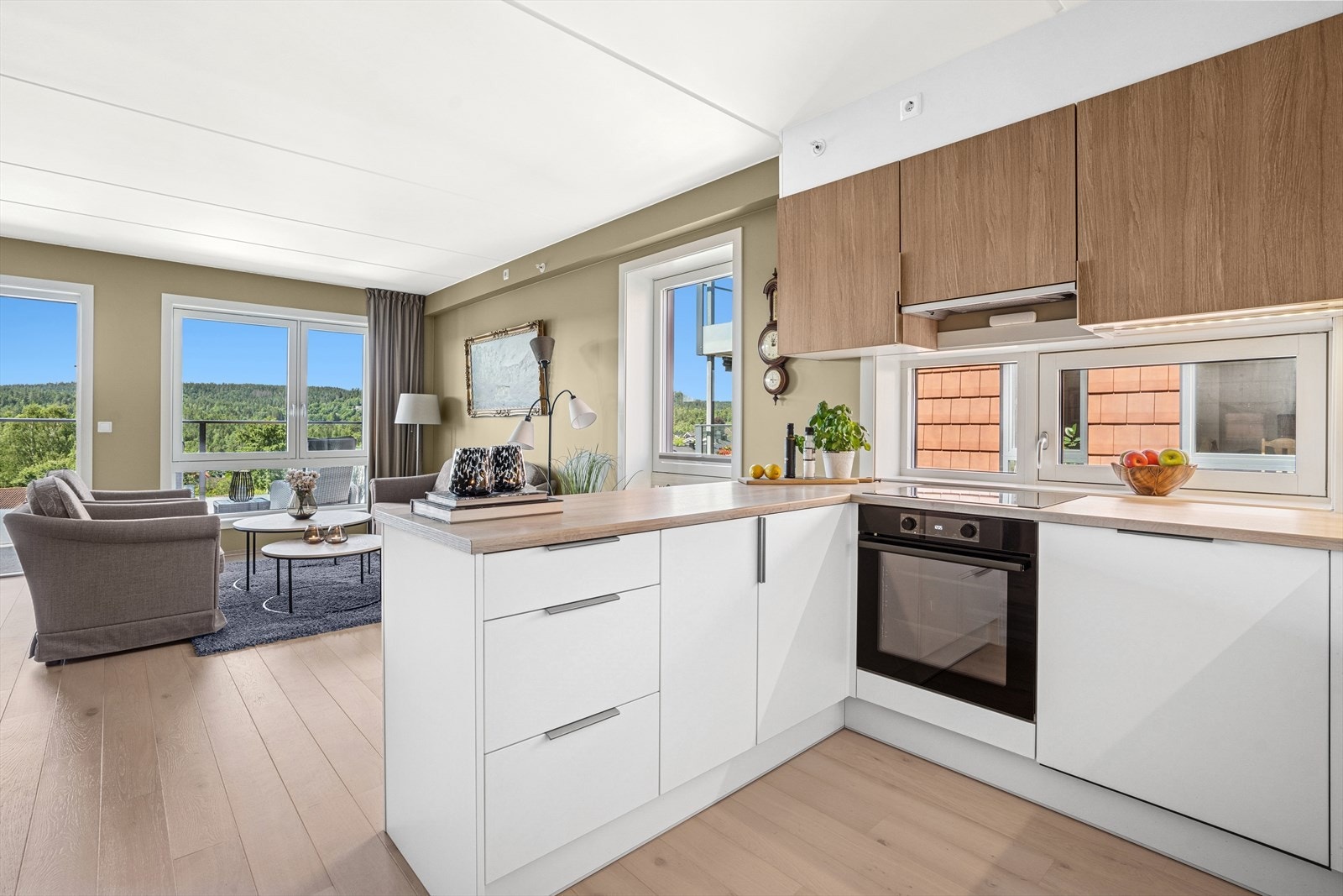 Åpen løsning mellom kjøkken og stue som gir en romslig og
luftig følelse av rommet Galleribilde