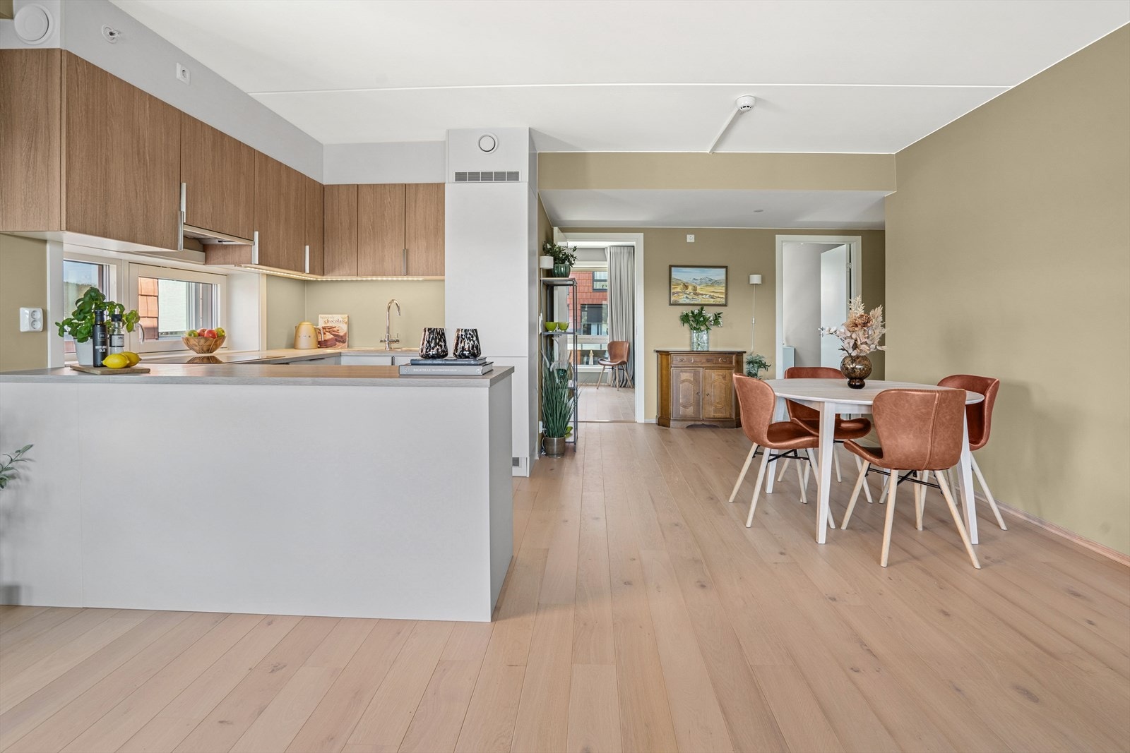 Naturlig plassering av spisebord med tilknytning til kjøkken Galleribilde