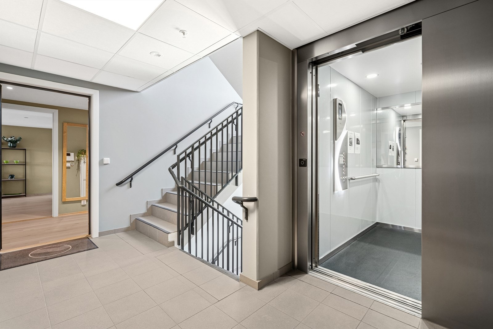 Heis rett utenfor døren tar deg tørrskodd til både butikk, garasje og hjem Galleribilde