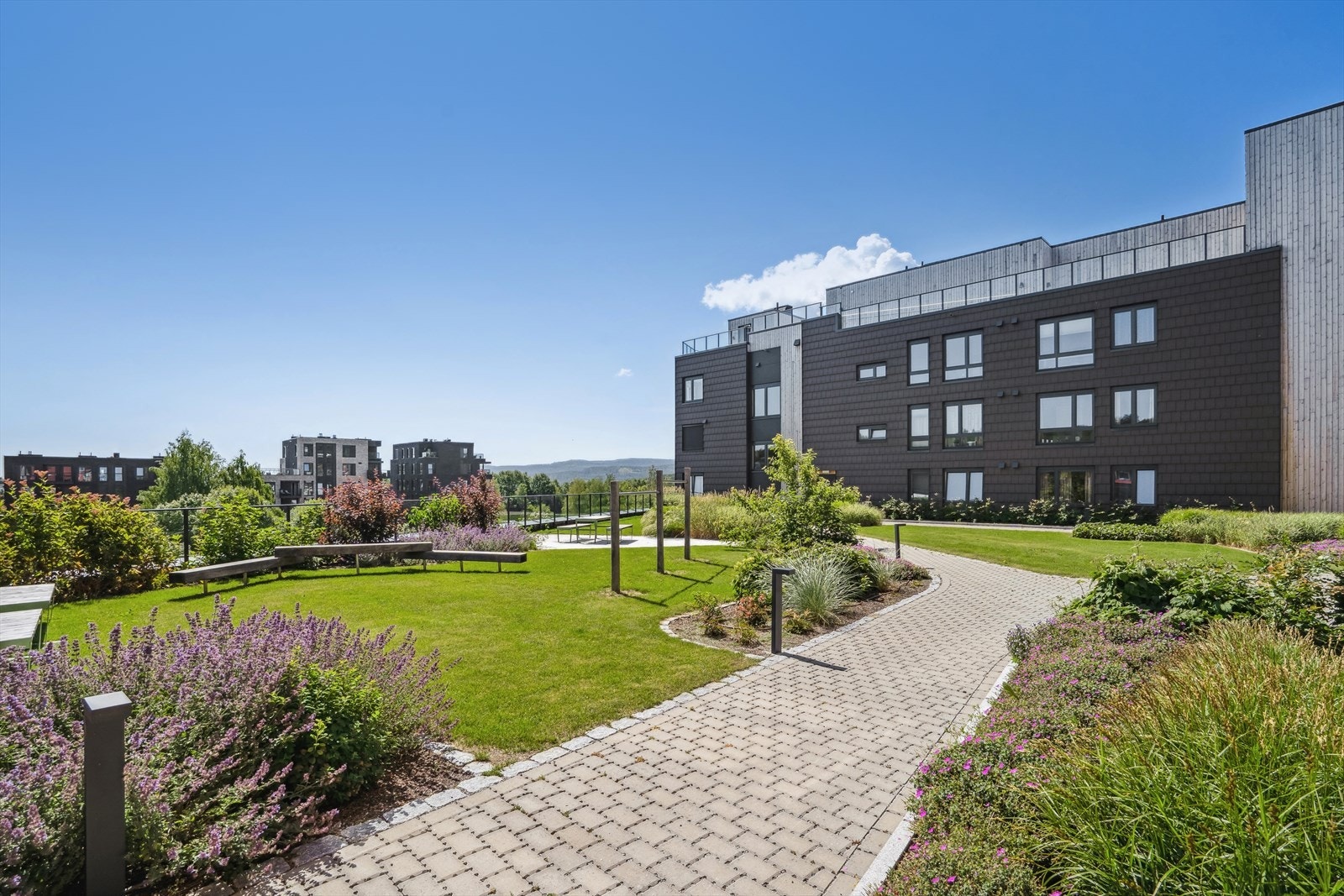 Lukket atrium for beboere med flotte og opparbeidede fellesarealer Galleribilde