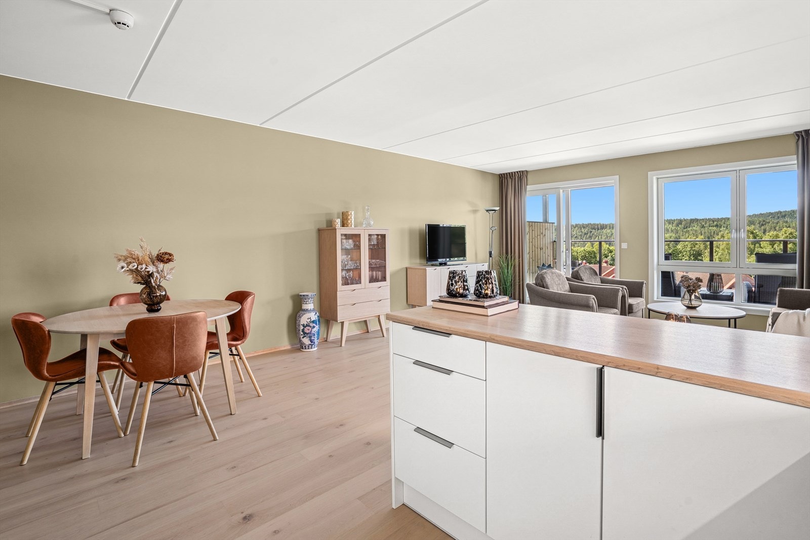 Leiligheten er malt i nøytrale og moderne farger som enkelt kan kombineres med møblement og dekor Galleribilde