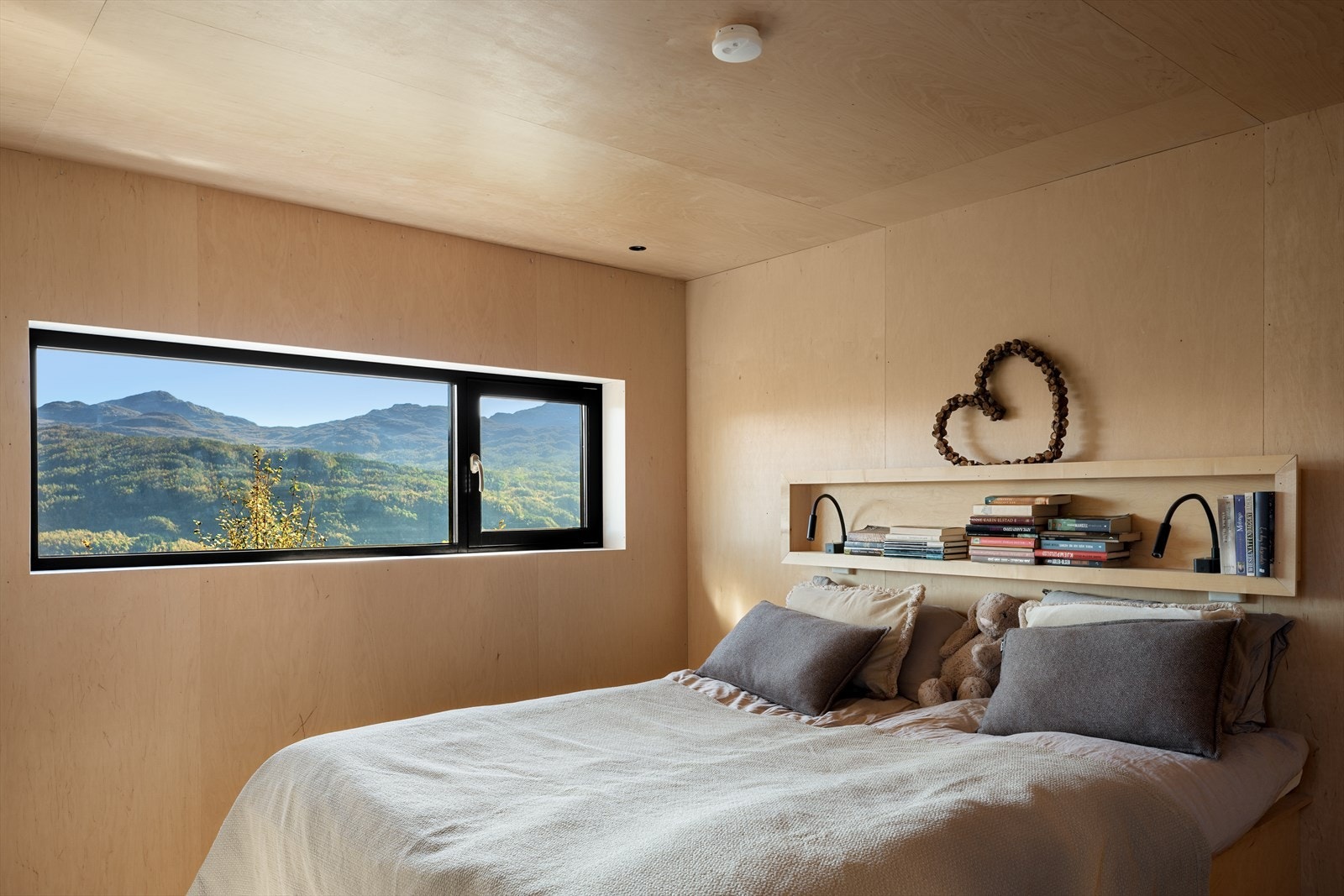 Stedbygde møbler er gjennomgående og skreddersydd for å passe perfekt til hyttas arkitektur og romløsninger. Galleribilde