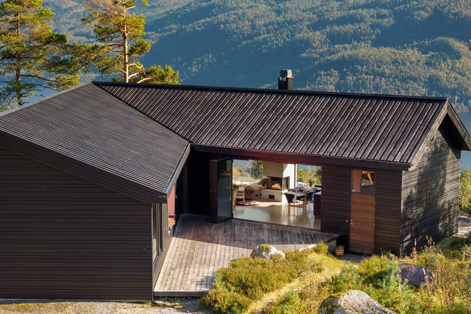 Det er utvendige kontakter deriblant en som er klargjort for el-bil lader. Galleribilde