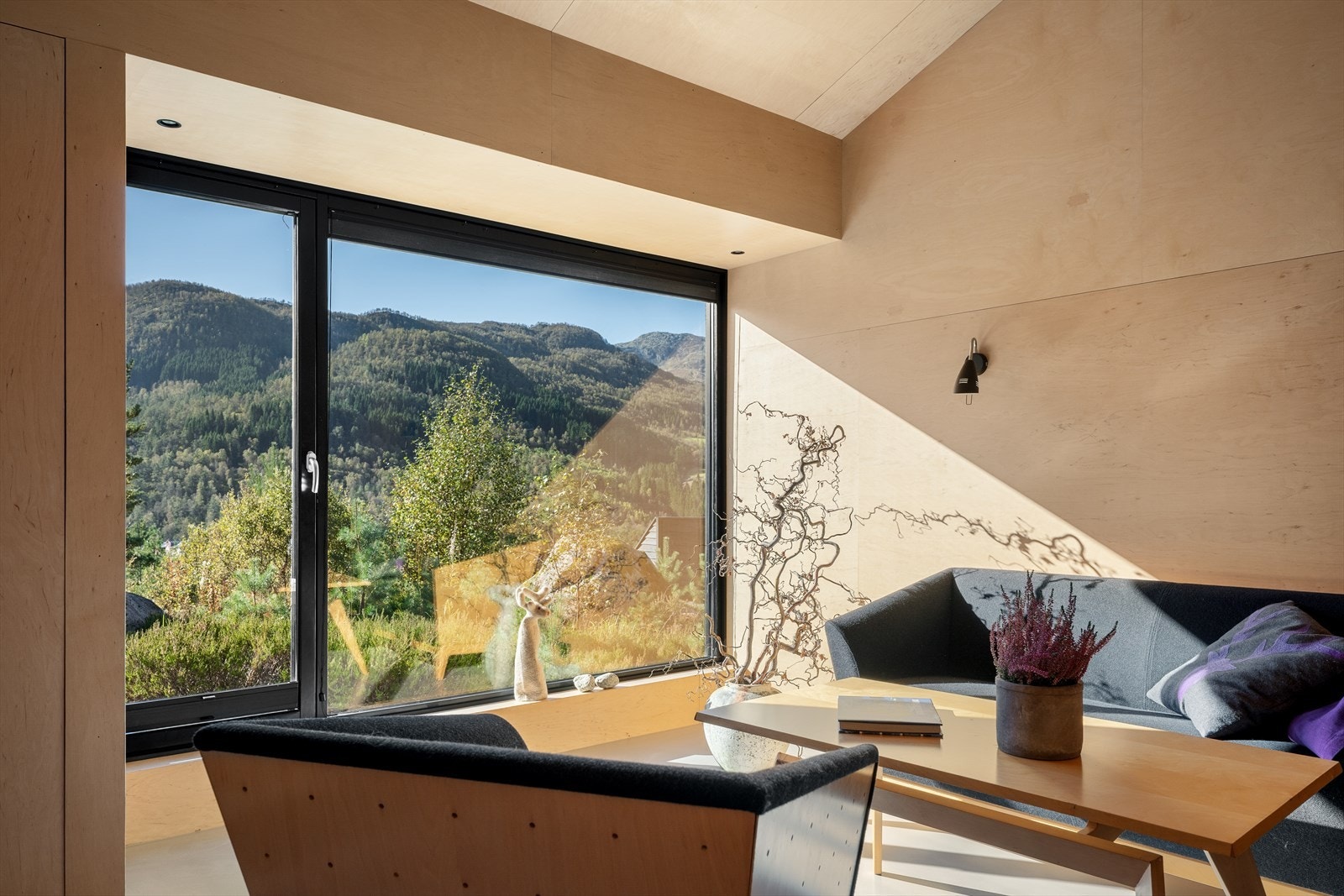 Stue nr. 2.kan brukes som soverom. Her er det utsikt mot fjellene i svandalen. Galleribilde