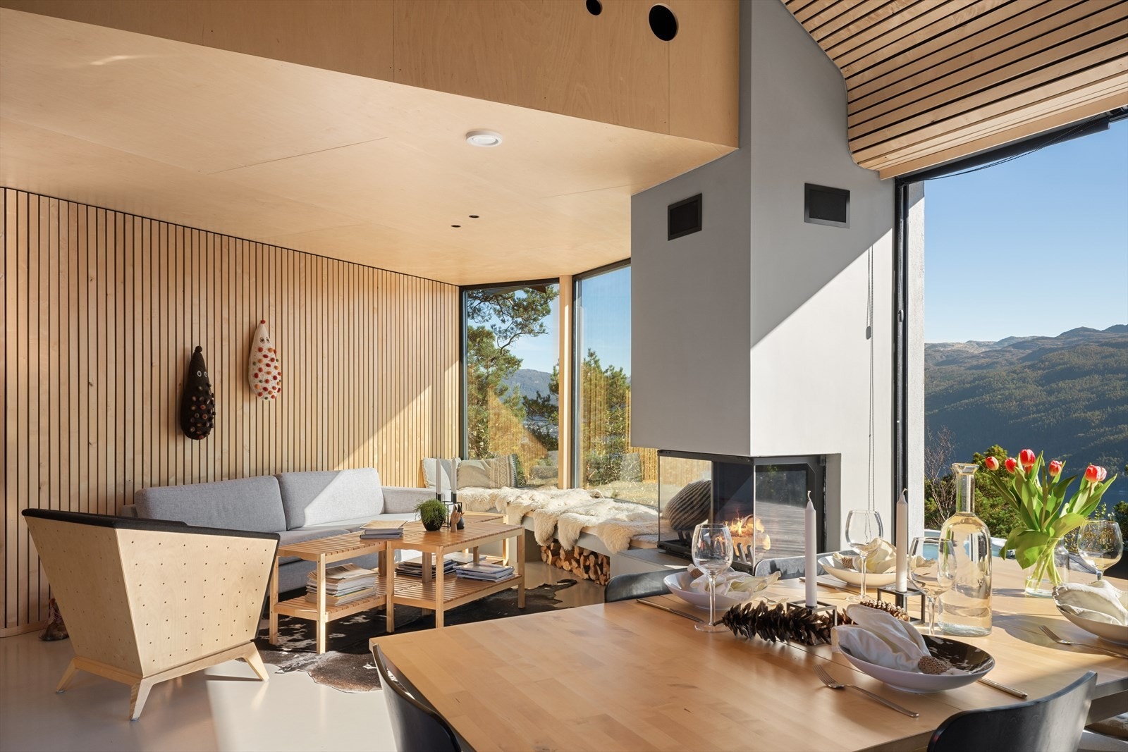 Lysdesign i hytten er utført av Concept design som skaper stemning og former arkitekturen. Alt av lys kan dimmes. Galleribilde