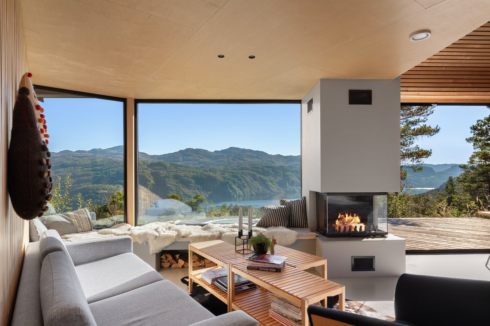 Store vindusflater gir en fantastisk utsikt over Saudafjorden og fjellene i øst. Galleribilde