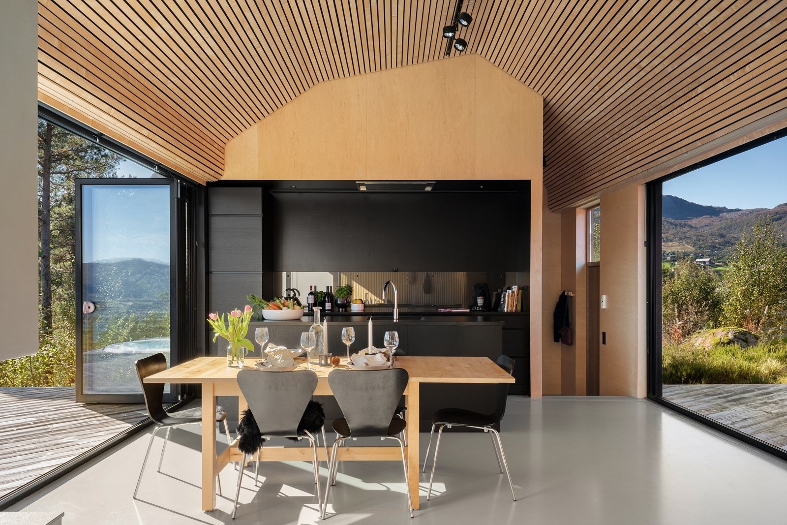 Materialbruk er gjennomgående bjørke finèrplater og spiler. Designgulv levert fra Weber Floor. (Gulvet oppleves som mykere og behageligere å gå på enn betong) Galleribilde