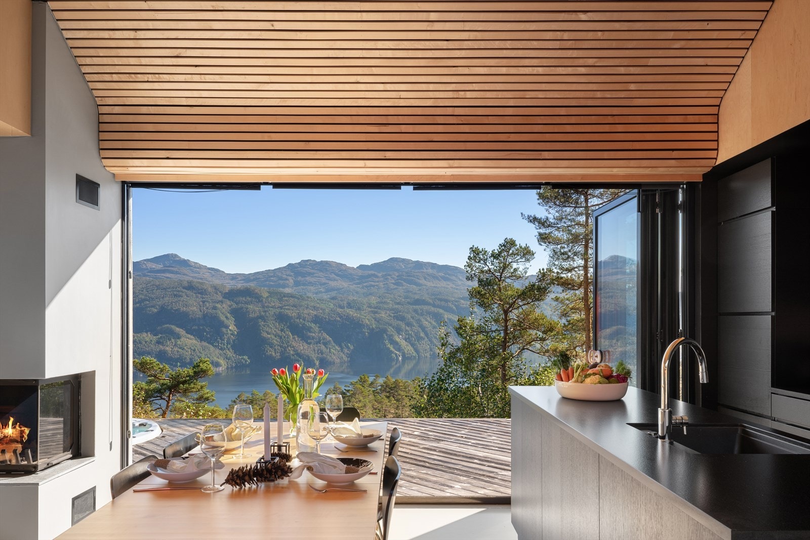 Kjøkkenet ligger i en praktisk åpen løsning mot stuen. Galleribilde