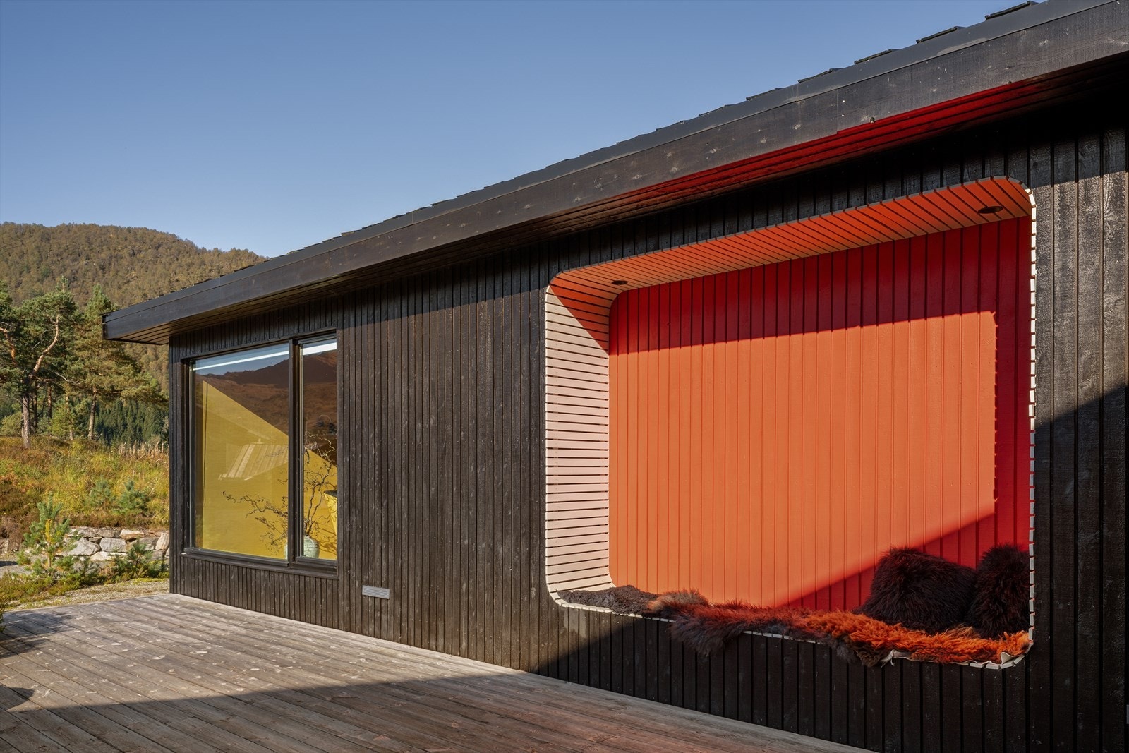 Overgang mellom ute-og innerom er ett viktig kjennetegn i arkitekturen som dette inntrukne partiet hvor man kan sitte og nyte sol og utsikt mot Svandalen. Galleribilde