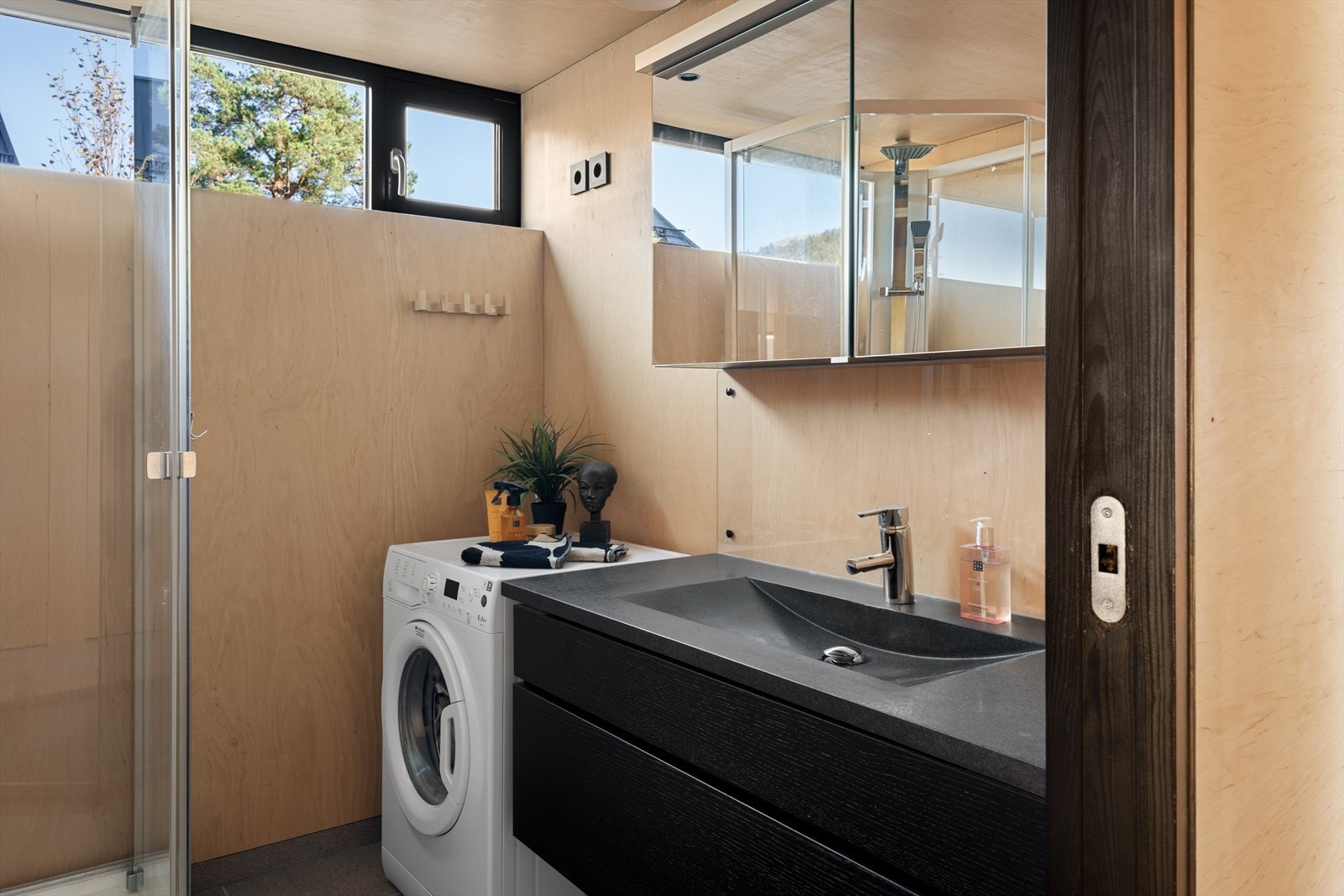 I denne delen er det stue nr. 2, (Kan omgjøres til soverom) bad/vaskerom og to soverom. Galleribilde