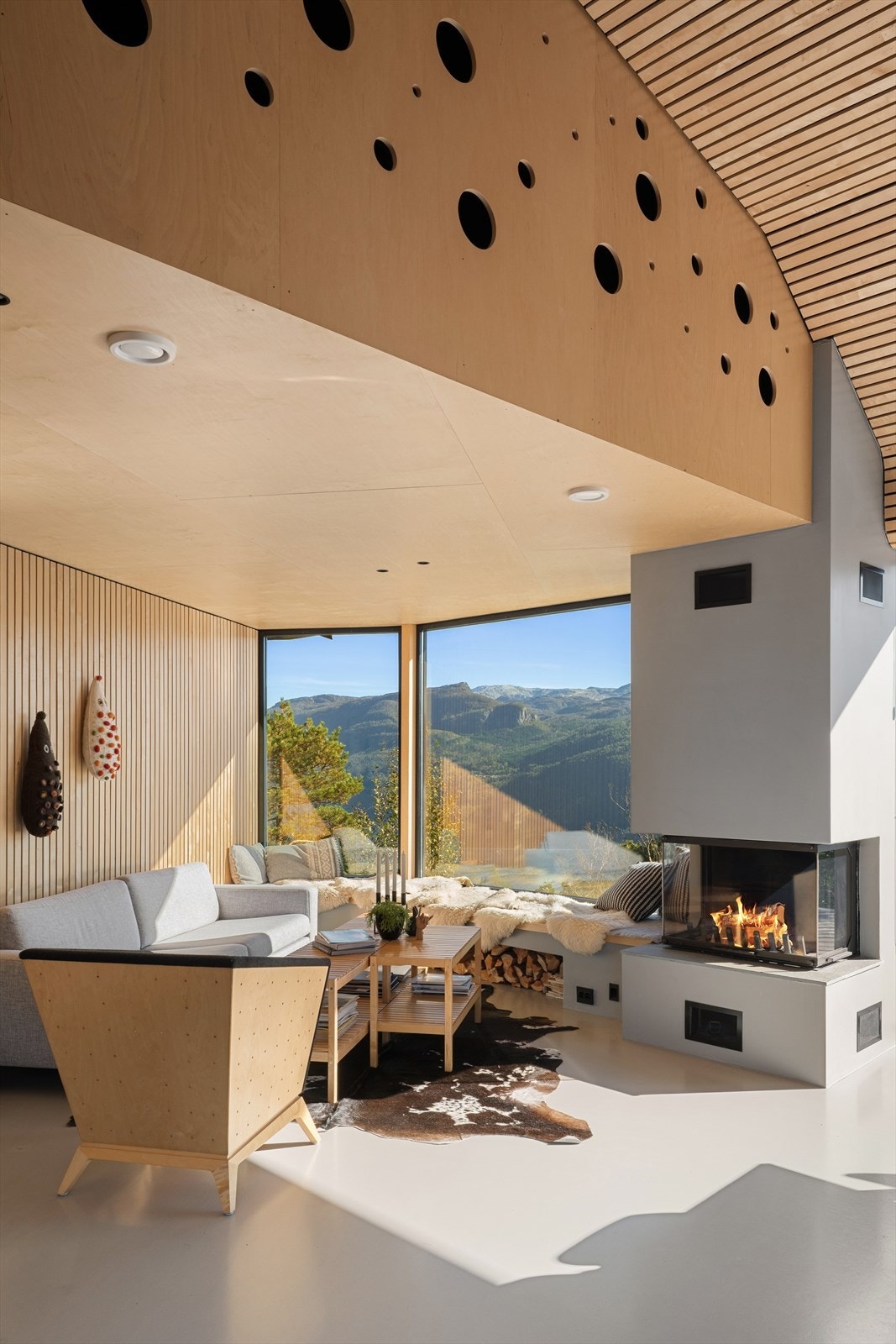 Det er flotte detaljer som buende spiler i tak samt hull i varierende størrelse. Galleribilde