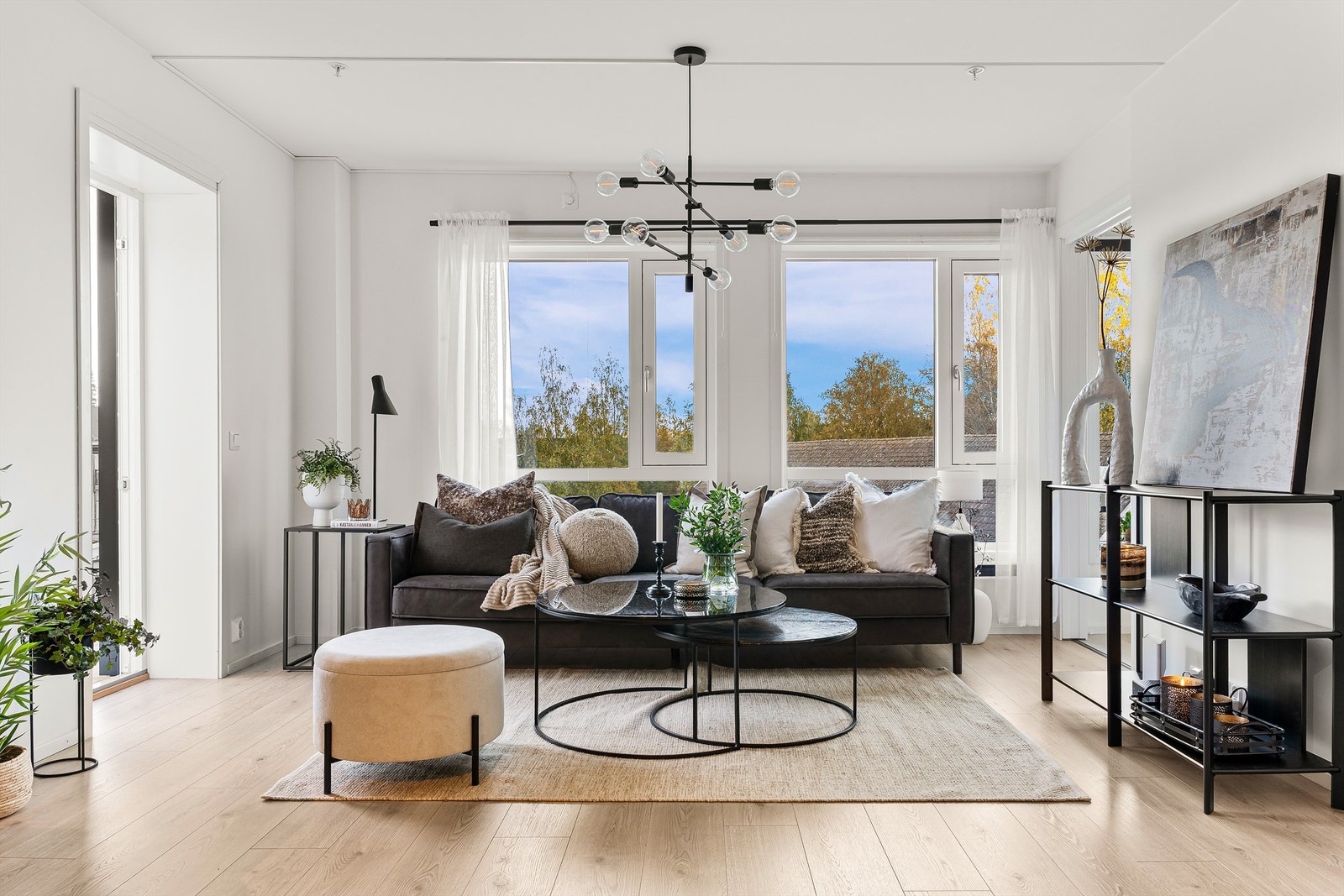 Lys og luftig stue med god takhøyde som gir en romslig følelse Galleribilde