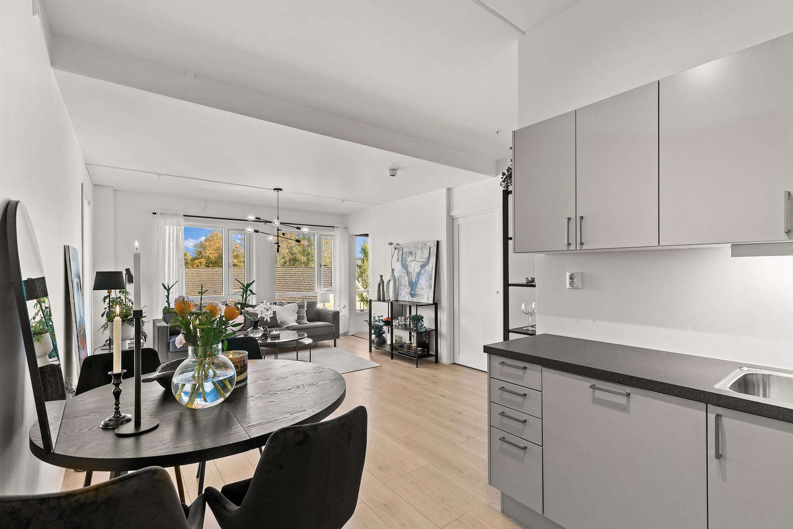 Lys og luftig leilighet med store vindusflater Galleribilde