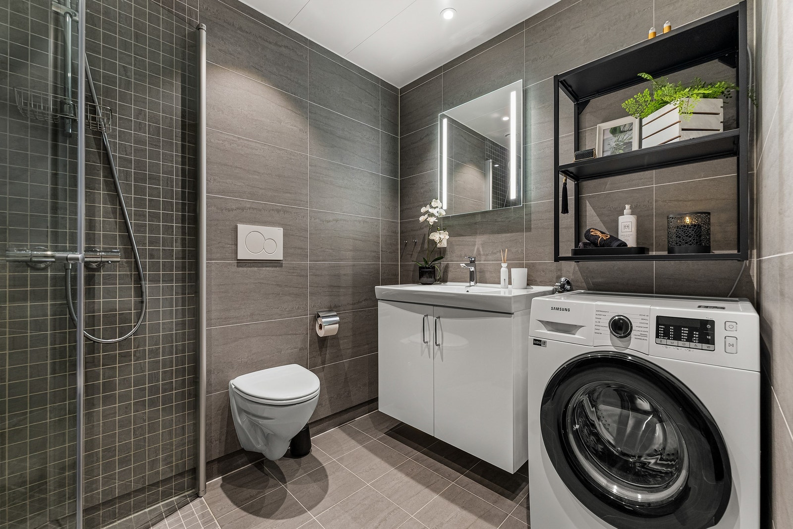 Tidsriktig og moderne, flislagt bad med varme i gulv Galleribilde