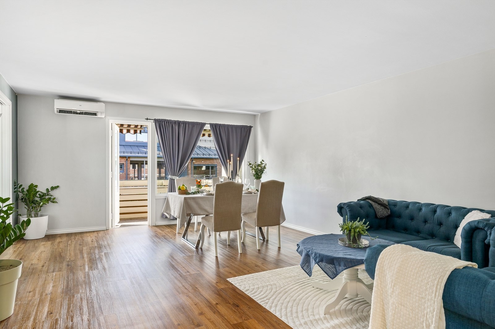 Fra stuen har du direkte tilgang til en vestvendt balkong, perfekt plassert for å nyte solrike ettermiddager og lange sommerkvelder. Galleribilde