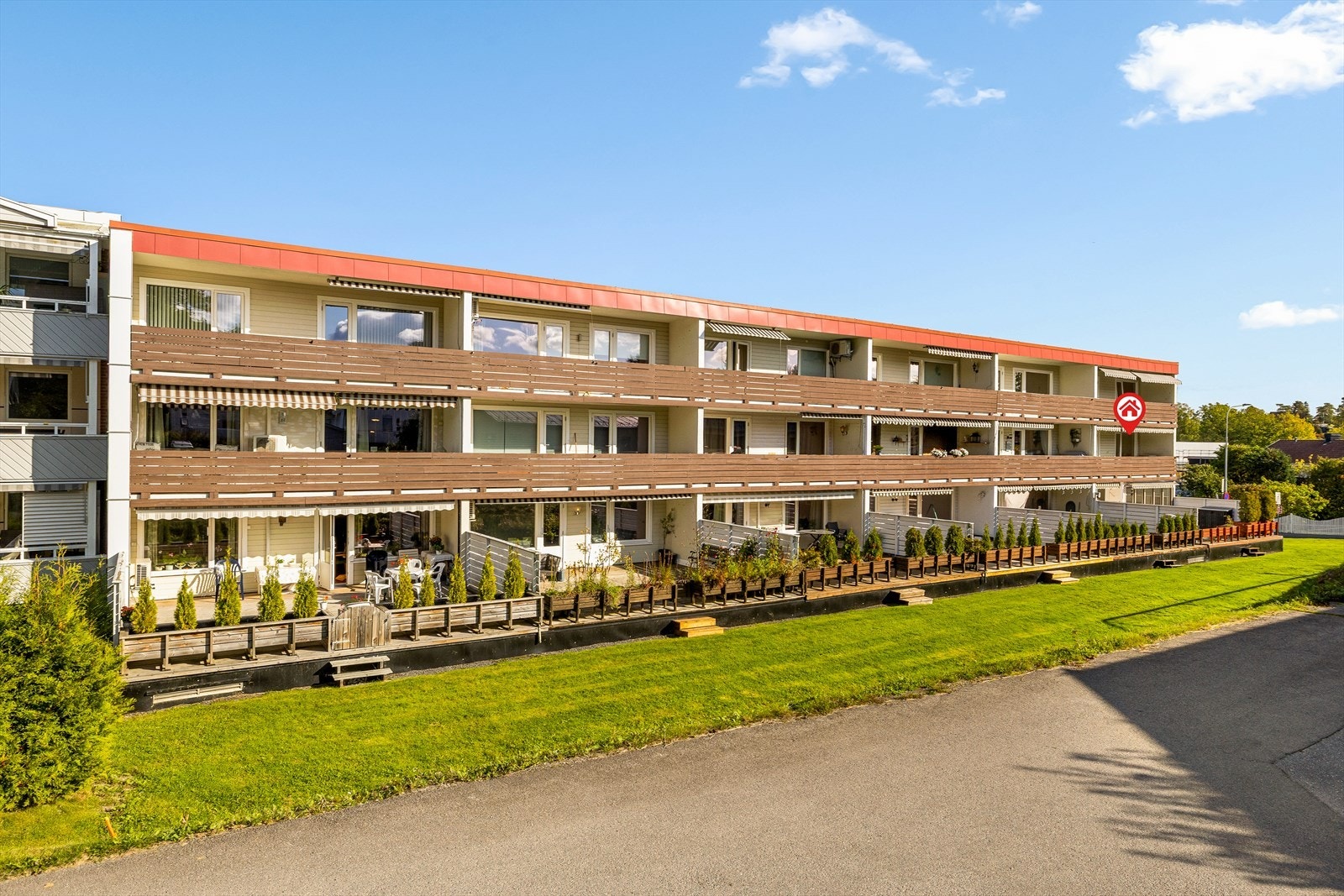 Boligen har en tiltalende vestvendt fasade med et ryddig og velholdt uttrykk. Her får du et flott førsteinntrykk, med gode solforhold og en arkitektur som harmonerer godt med nærområdet. Galleribilde