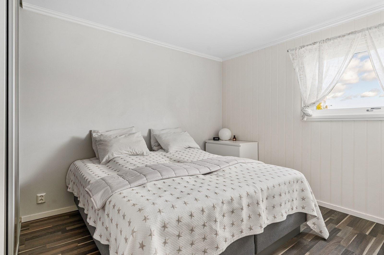 Soverom nr. 1. Rommet fremstår som lyst og pent, med behagelige fargevalg og gode lysforhold fra vinduene. Rommet har god størrelse og gir plass til dobbeltseng, nattbord og garderobeløsning. Her ligger alt til rette for avslapning og en god natts søvn. Galleribilde