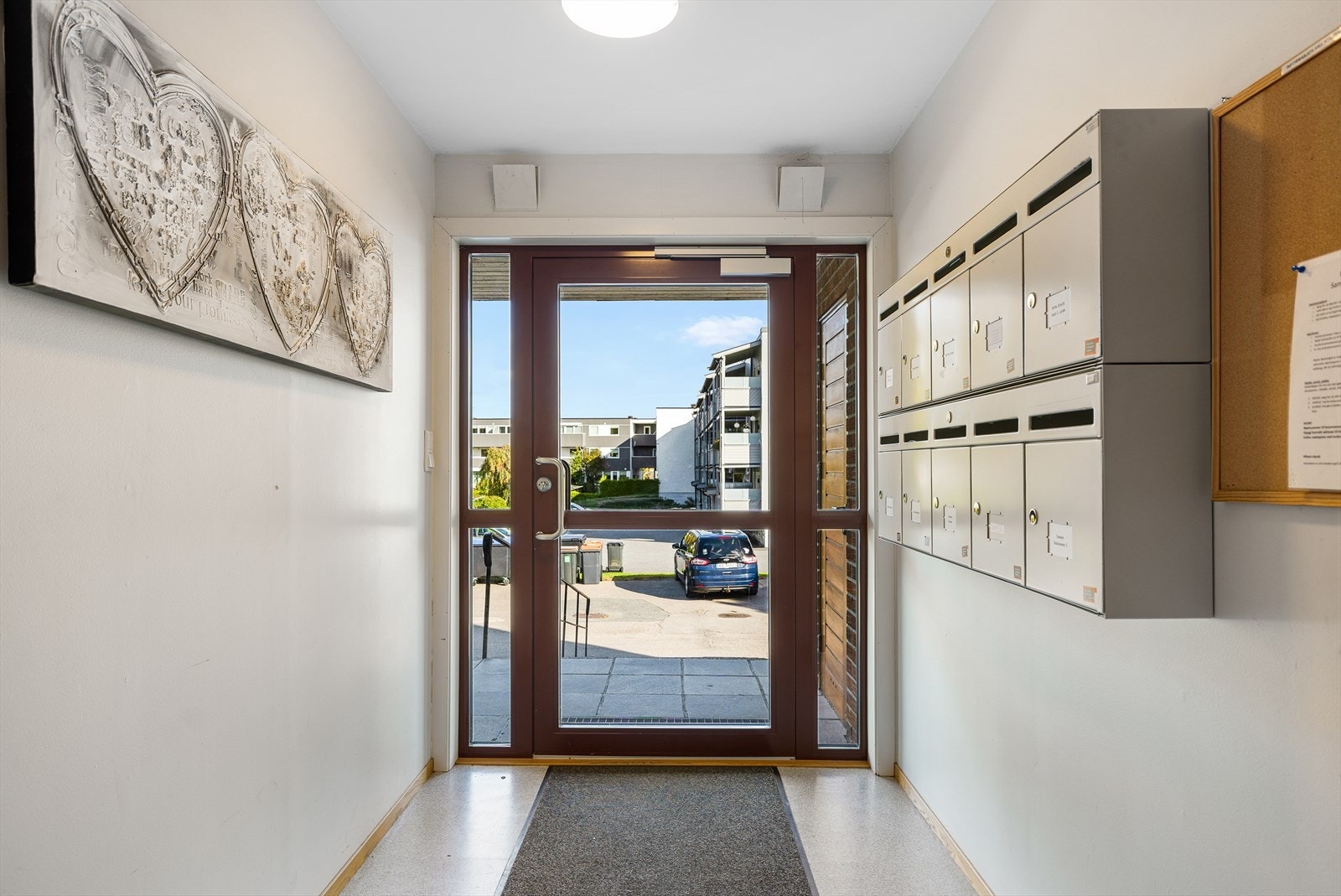 Allerede ved inngangspartiet møtes du av en ryddig og velholdt felles gang - et hyggelig førsteinntrykk! Galleribilde