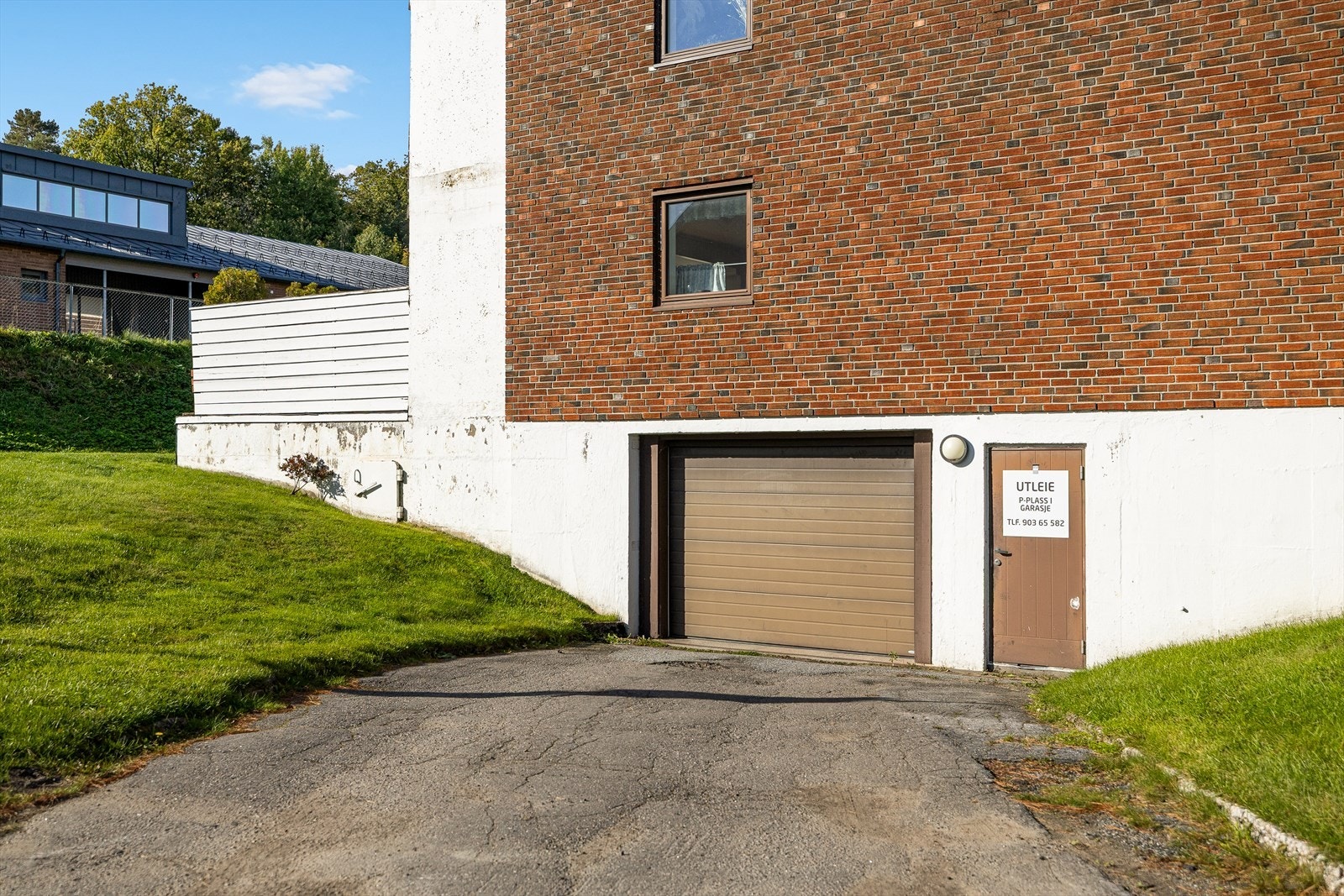 For deg som ønsker enkel og sikker parkering, finnes det mulighet for å leie plass i byggets parkeringskjeller. Galleribilde