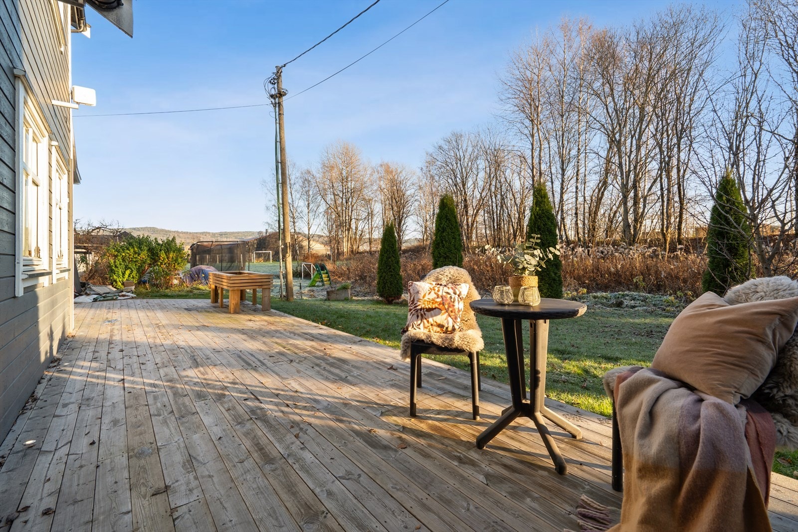 Flott terrasse med god plass for utemøblement, grill og annet en måtte ønske. Galleribilde
