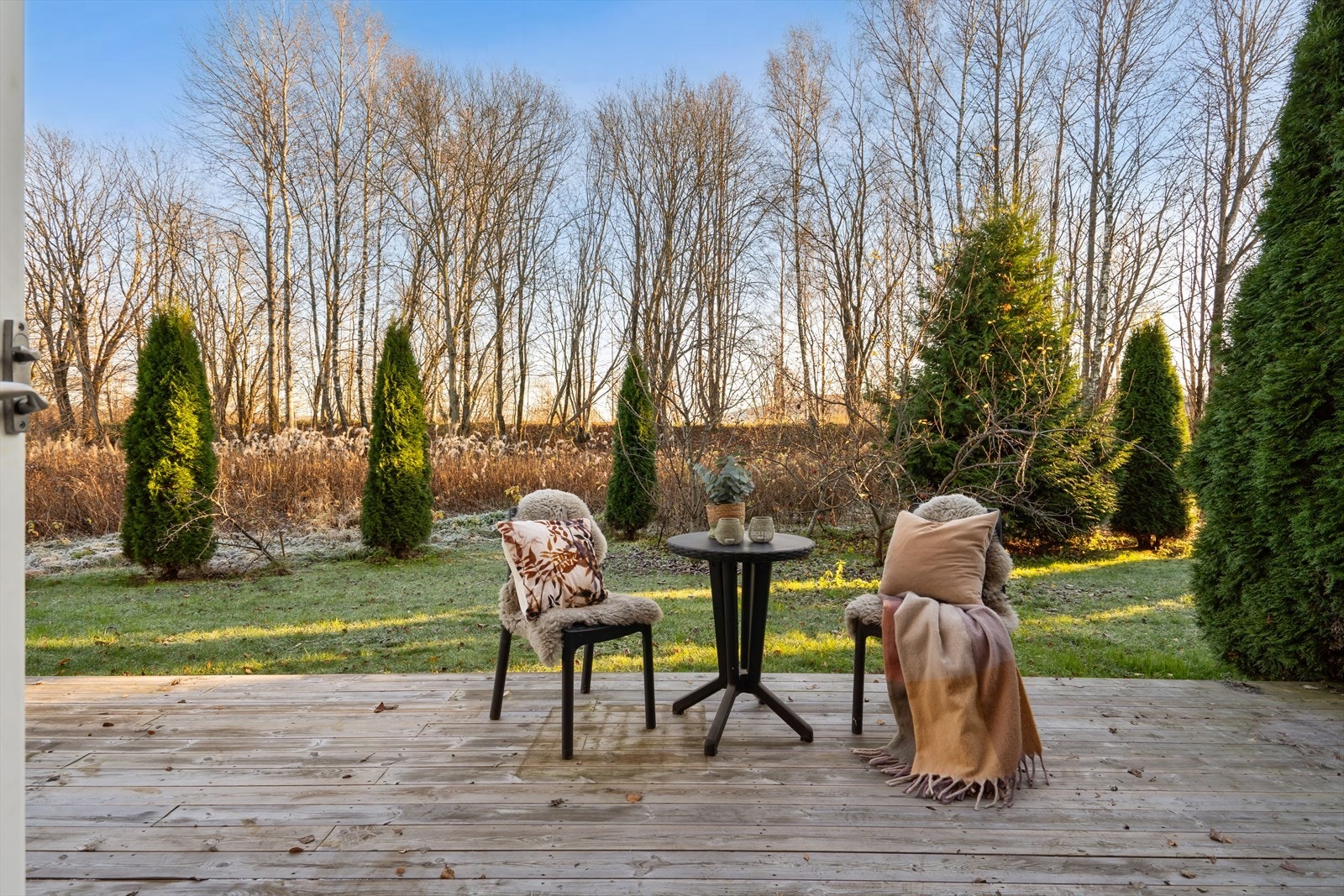 Fra stuen er det videre utgang til en stor terrasse. Galleribilde