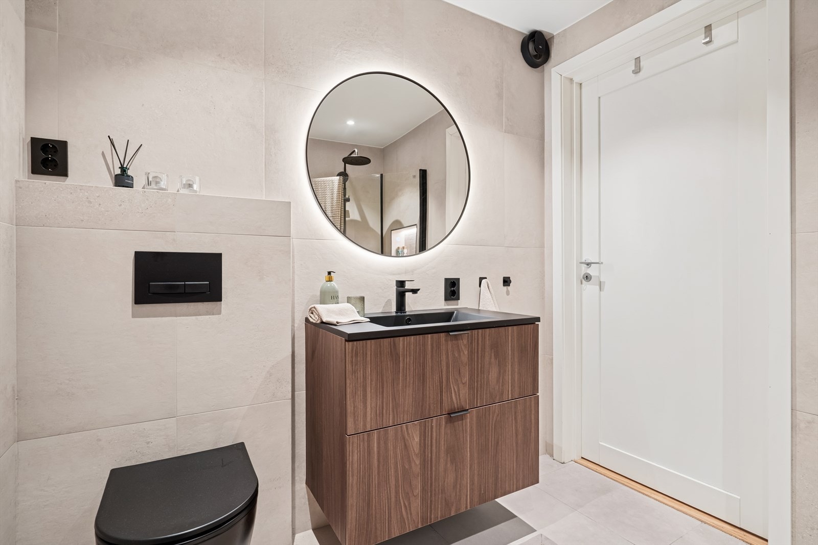 Vegghengt toalett og moderne baderomsinnredning. Galleribilde