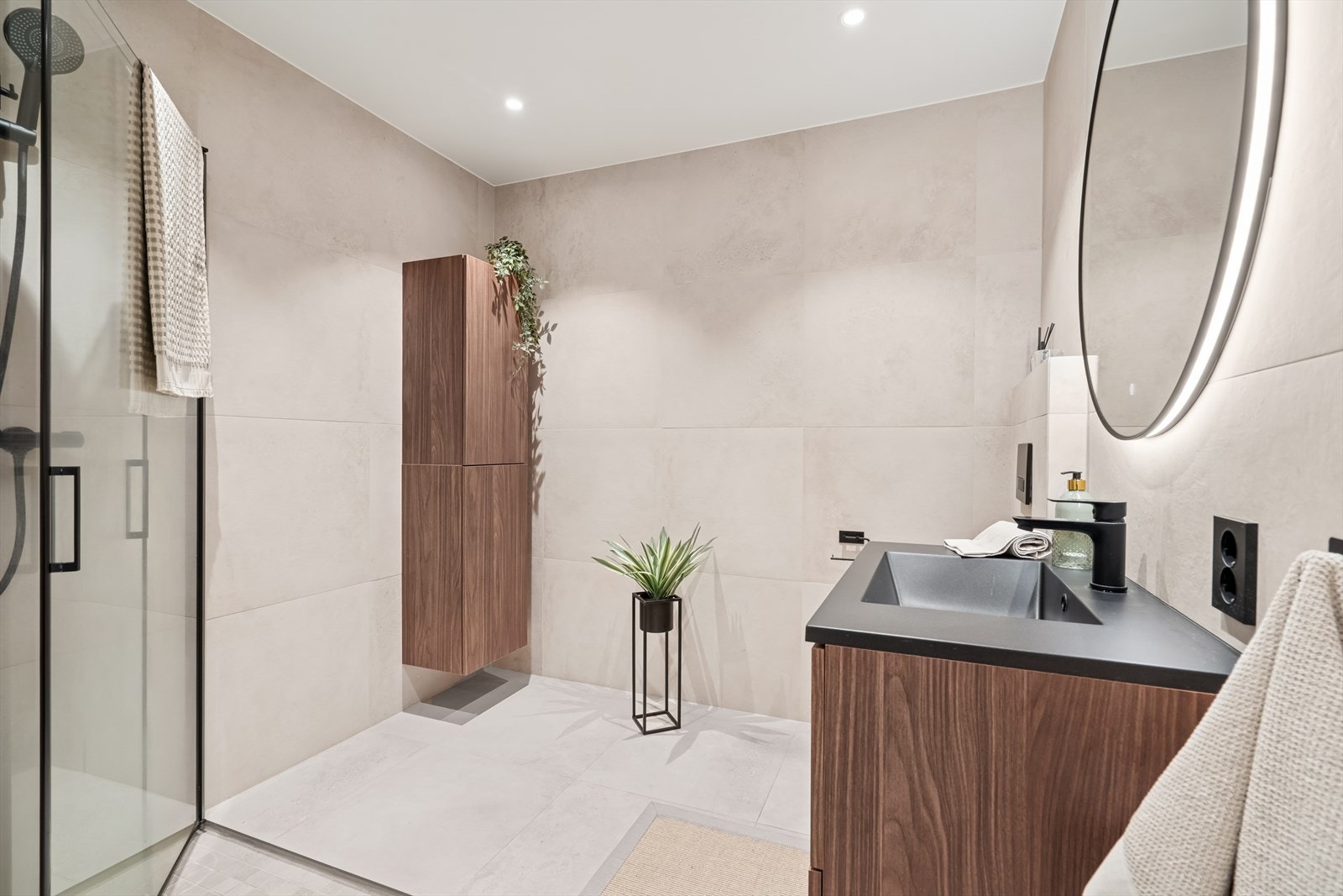 Lekkert bad som ble totalrenovert i 2024. Delikate fliser og behagelige varmekabler i gulv. Galleribilde