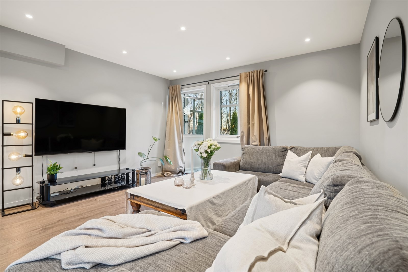 Sofakroken finner fort sin naturlige plass i rommet, og tv-en kan med fordel plasseres mot/på vegg. Galleribilde