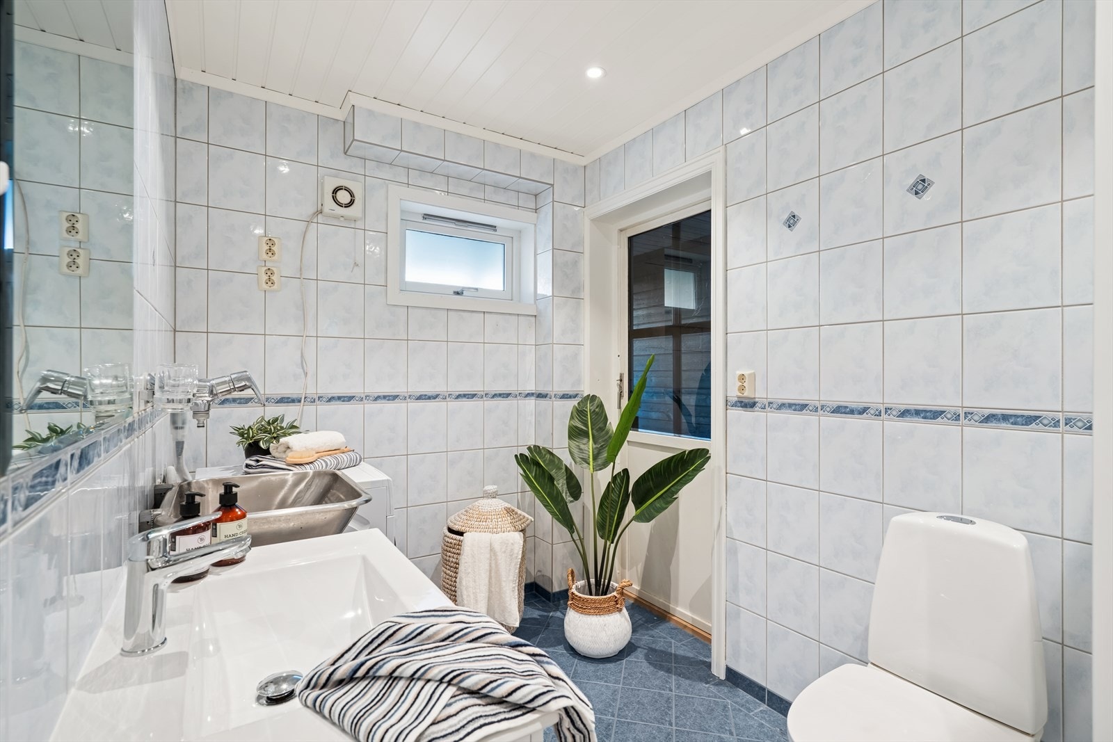 Bad/vaskerom med flislagte overflater og varmekabler i gulv. Galleribilde