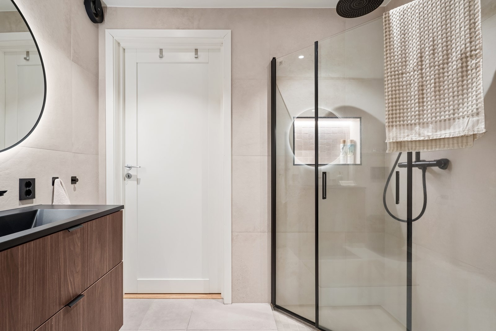 Badet er utstyrt med dusjhjørne med regndusjarmatur og hånddusj. Galleribilde