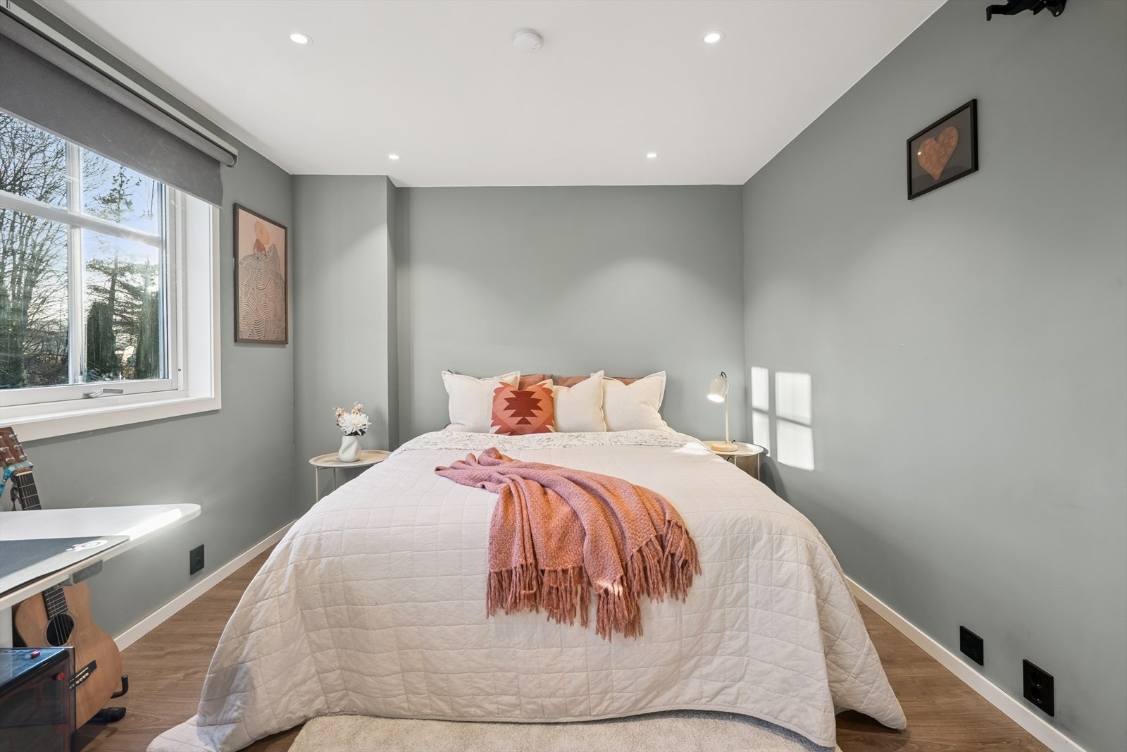 Rom innredet som soverom. NB! Ikke omsøkt eller godkjent til dagens bruk. Galleribilde