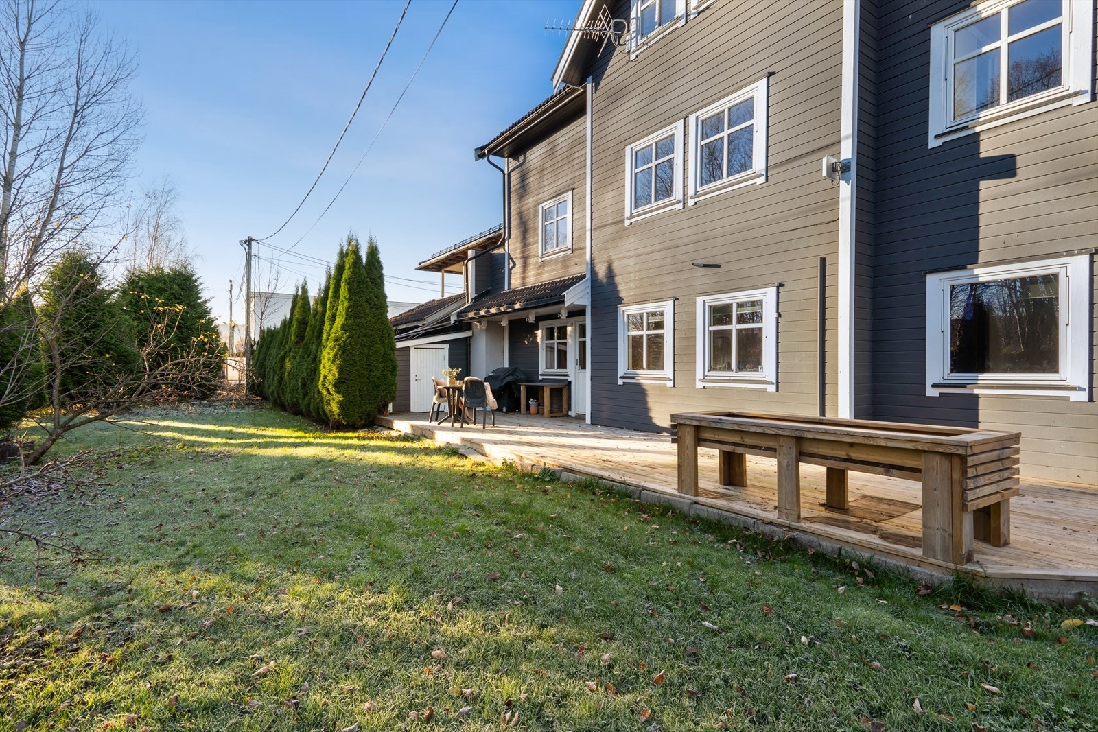 Videre nedgang til hage med boltreplass for både store, små og firbeinte. Galleribilde