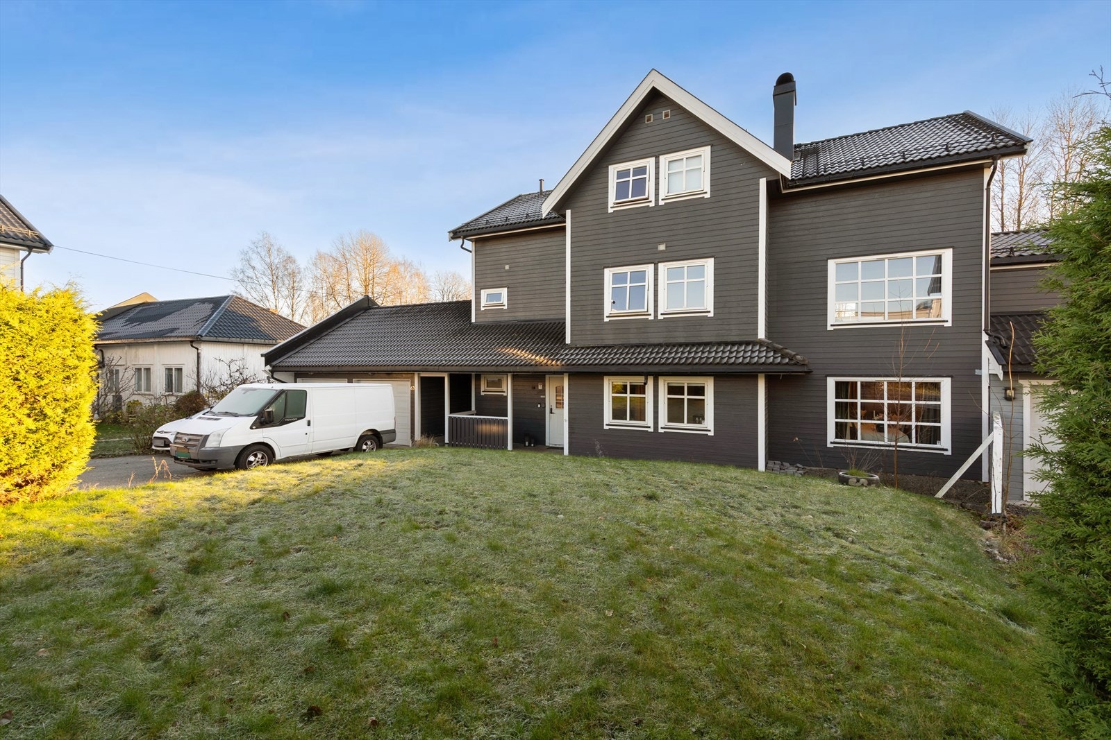 Leiligheten ligger i første etasje og har enkel adkomst. Her er det gjort mye oppgraderinger de siste årene. Galleribilde