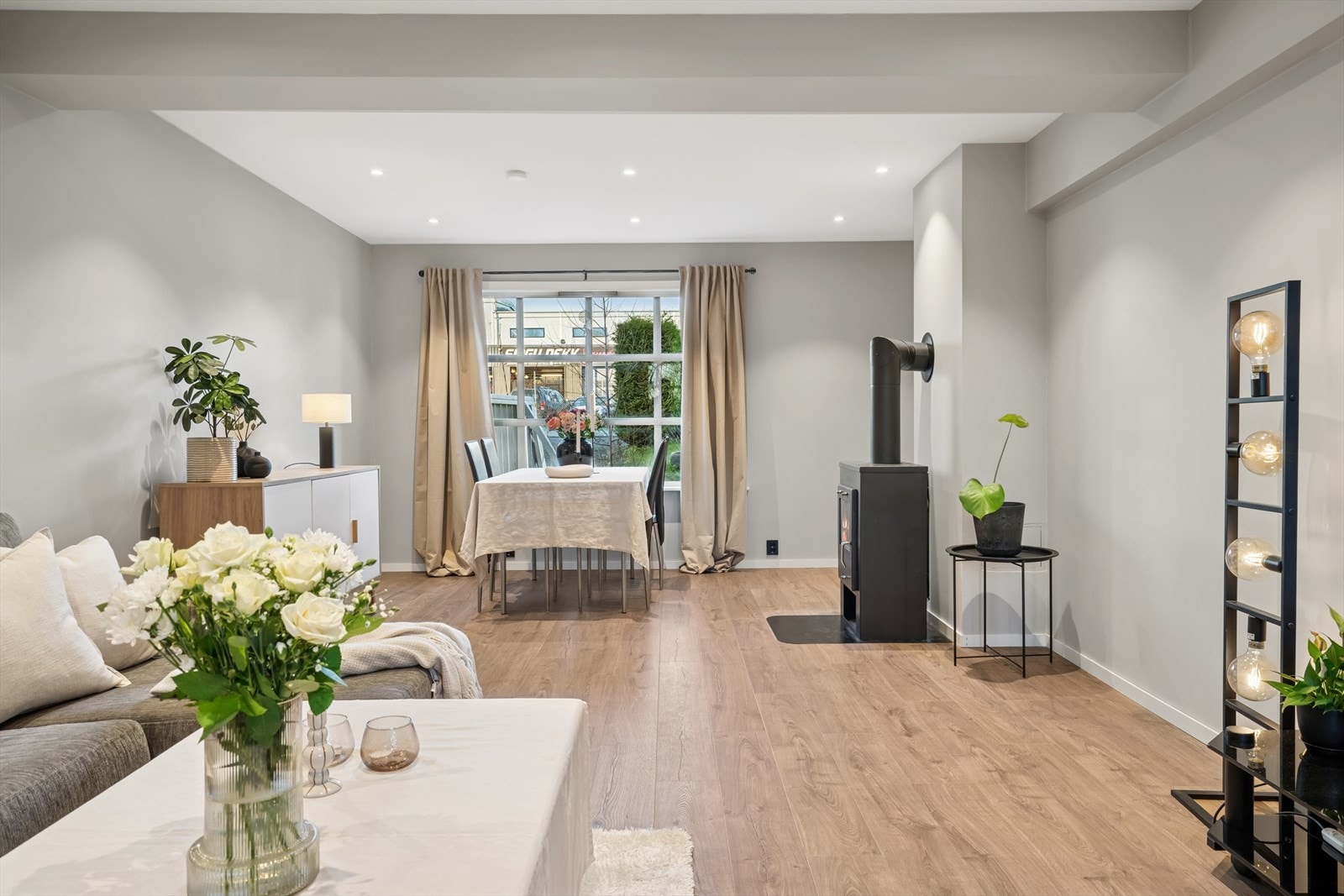 Flotte detaljer med utstrakt bruk av downlights i tak. Det ble lagt nye downlight i alle tak i 2024. Galleribilde