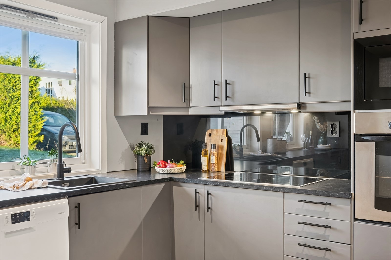 Plass for frittstående oppvaskmaskin og kjøl/frys. Galleribilde