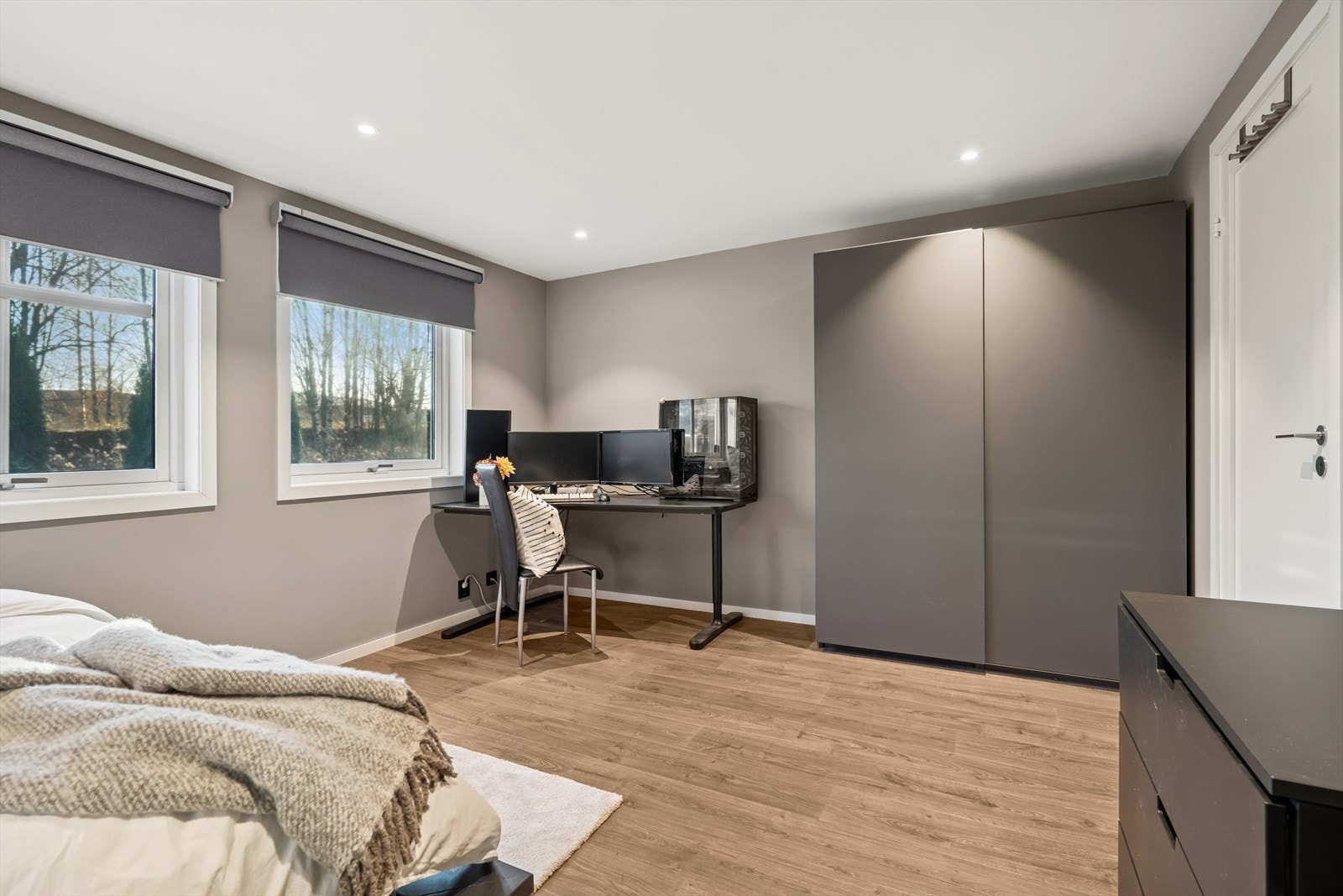 Romslig soverom med god plass for garderobeløsninger. Galleribilde