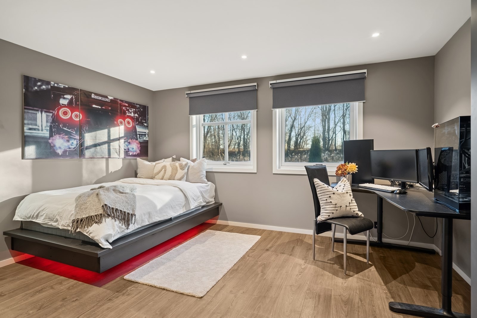 Her er også plass for dobbeltseng, nattbord og en kontorkrok. Galleribilde