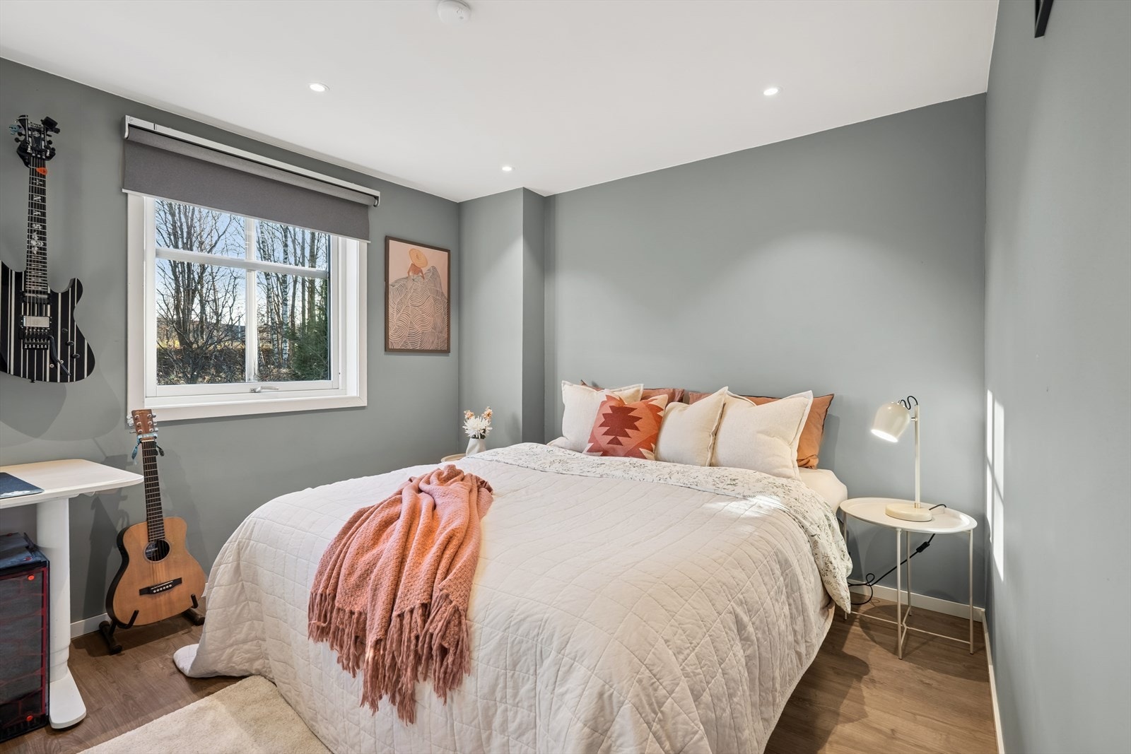 Rom innredet som soverom. NB! Ikke omsøkt eller godkjent til dagens bruk. Galleribilde