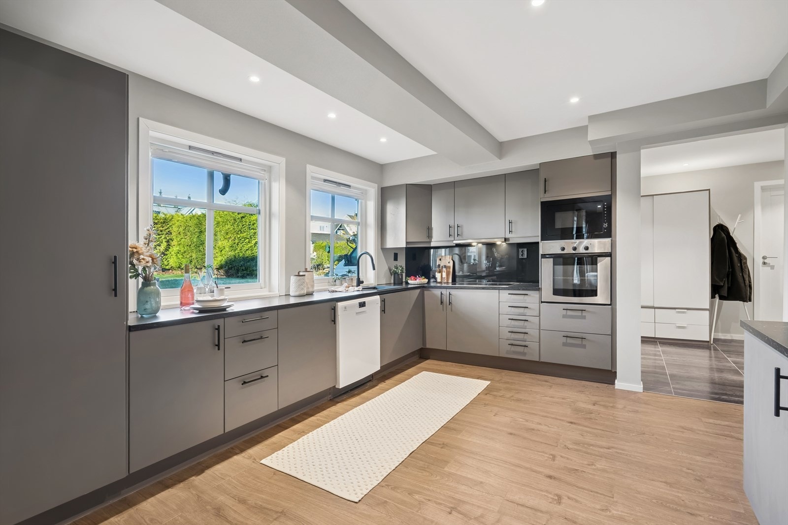 Kjøkkenet fremstår som stilrent og moderne. Galleribilde