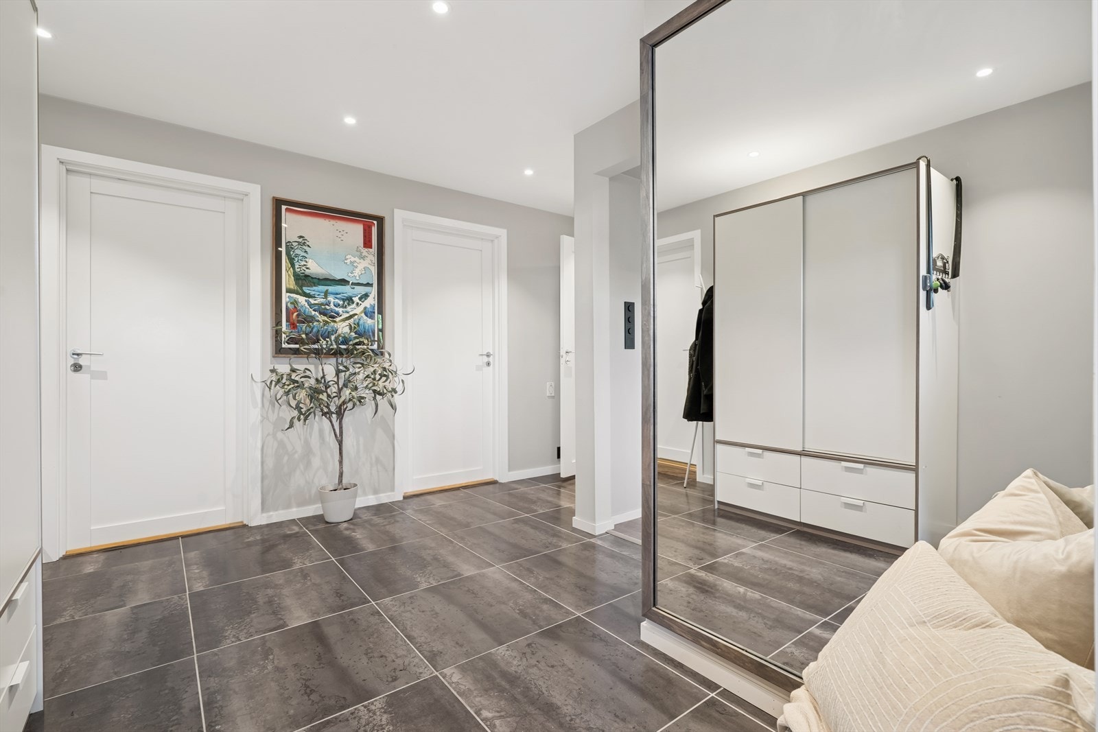 Lys og hyggelig entré med flislagt gulv med gulvvarme. Det er rikelig med plass for gode garderobeløsninger. Galleribilde