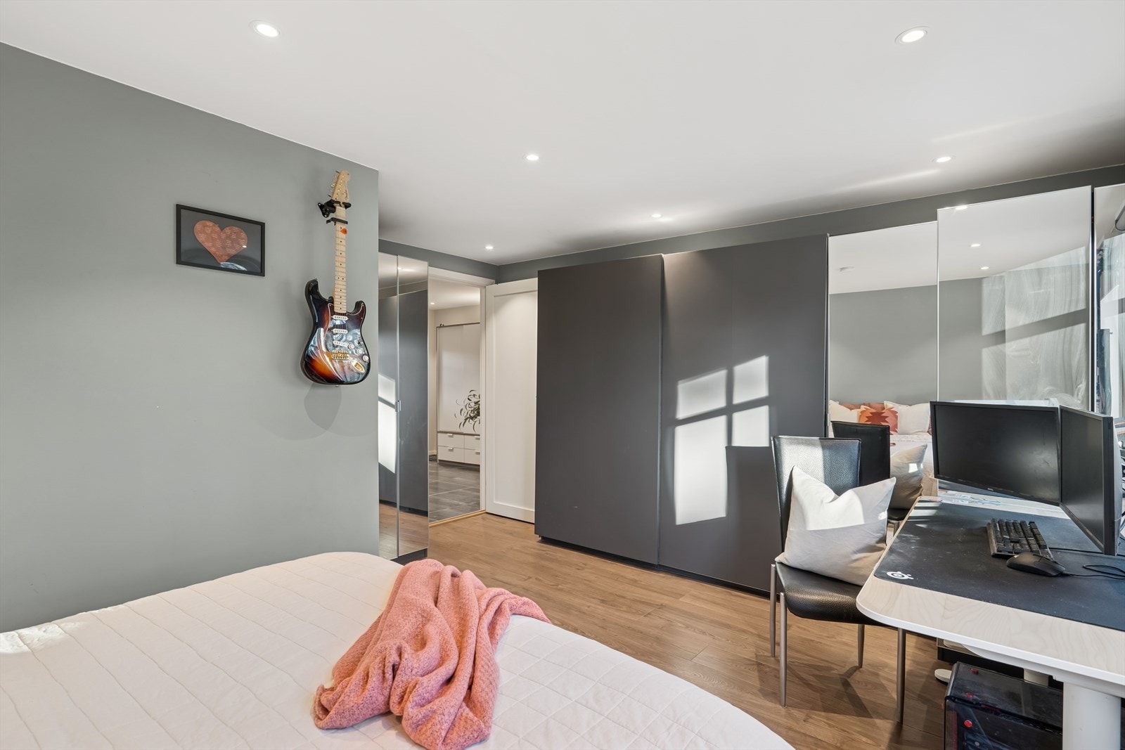 Rom innredet som soverom. NB! Ikke omsøkt eller godkjent til dagens bruk. Galleribilde