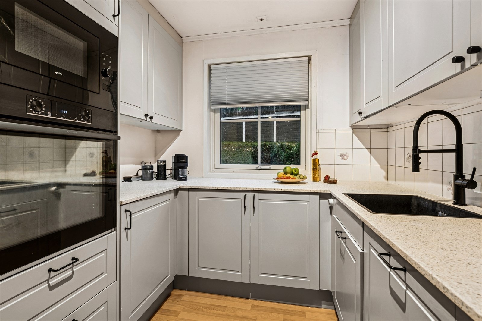 Indusjonstopp, stekeovn oppvaskmaskin og mikrobølgeovn er integrert i inndredningen. Galleribilde