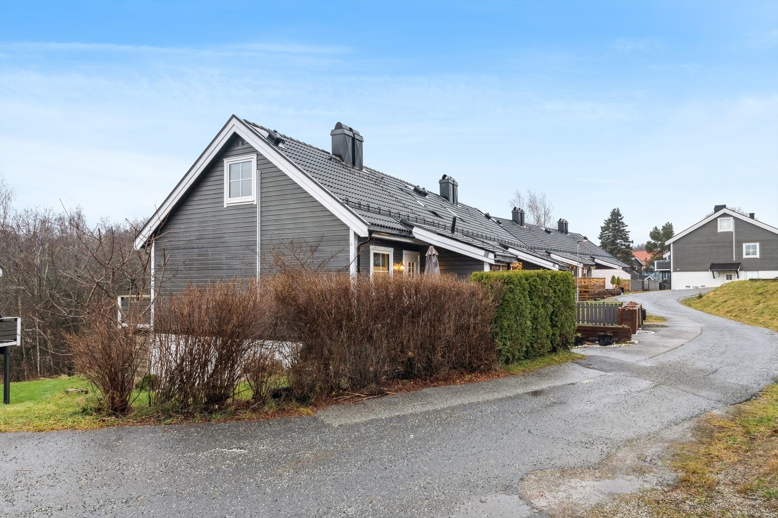 Et rekkehus over 3 etasjeplan beliggende i barnevennlige omgivelser! Galleribilde